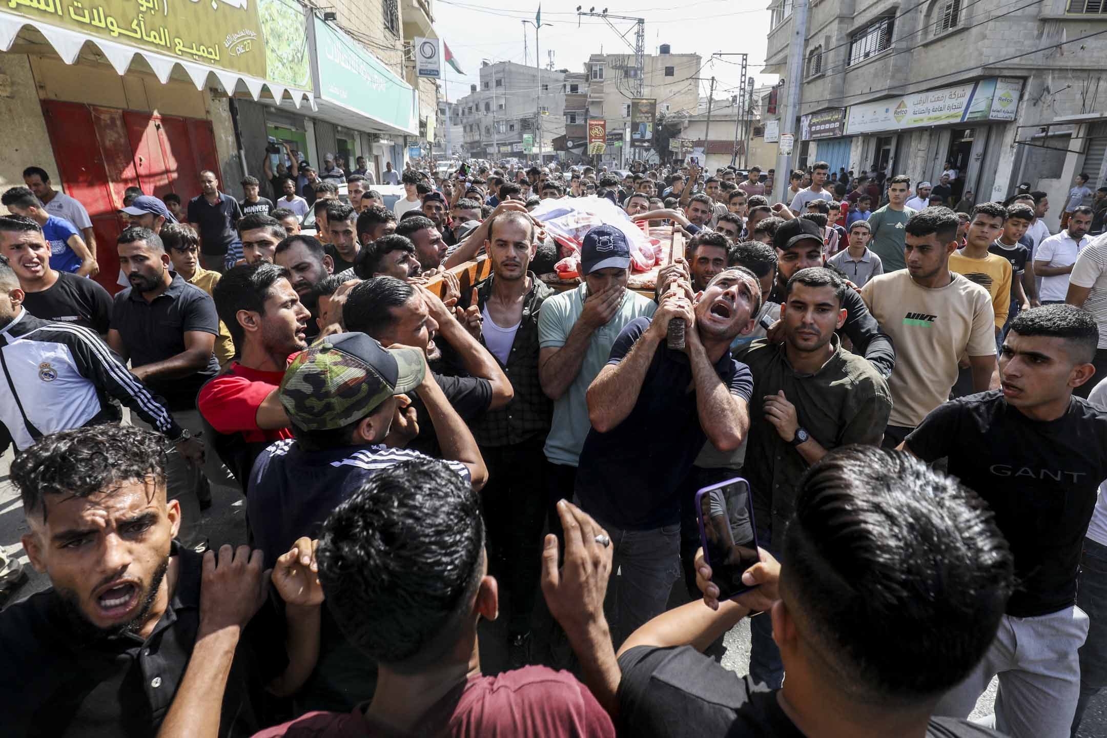 2023年10月7日,人们参加巴勒斯坦抵抗组织哈马斯一名成员的葬礼,该成员于早前以巴冲突中丧生。摄:Abed Rahim Khatib/Anadolu Agency via Getty Images