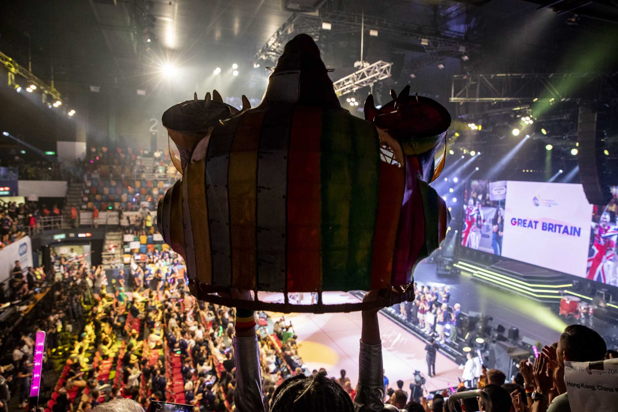 2023年11月4日，同乐运动会举行开幕礼，参加者带上舞狮头助庆。摄：林振东/端传媒