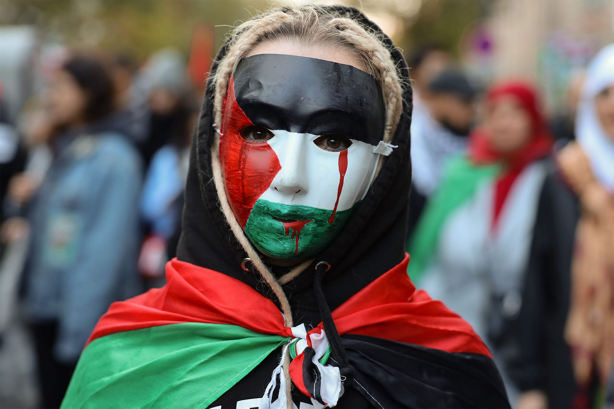 2023年11月11日，法國巴黎，抗議者在民族廣場示威時高喊口號，呼籲加薩立即停火。攝：Ameer Alhalbi/Getty Images