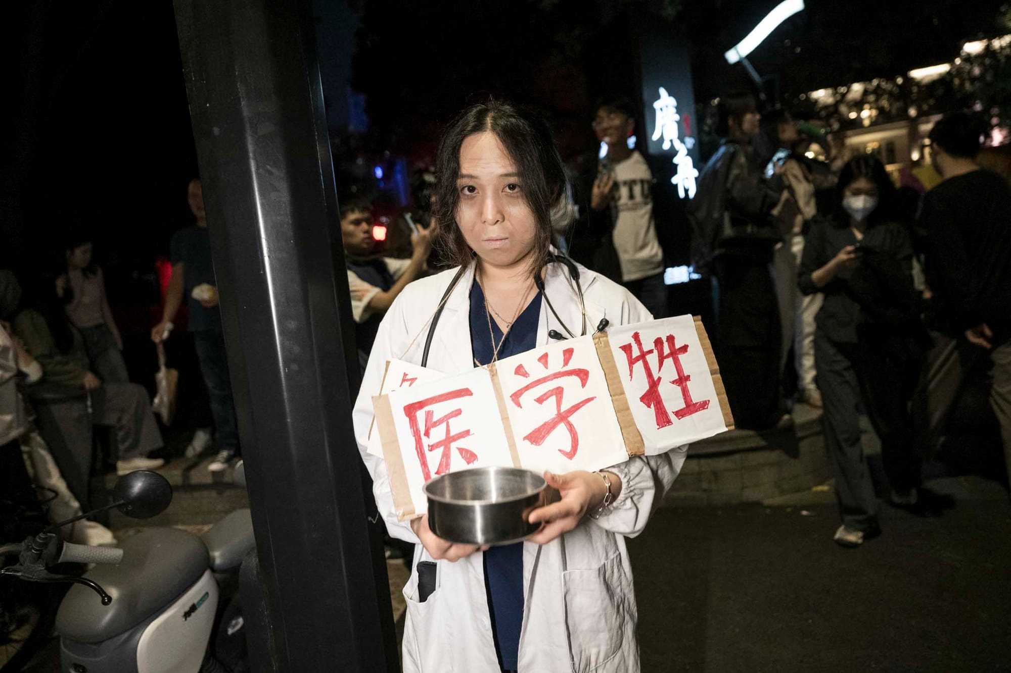 2023年10月30日，中国上海，有市民扮成“医学牲”庆祝万圣节。摄：Costfoto/NurPhoto via Getty Images