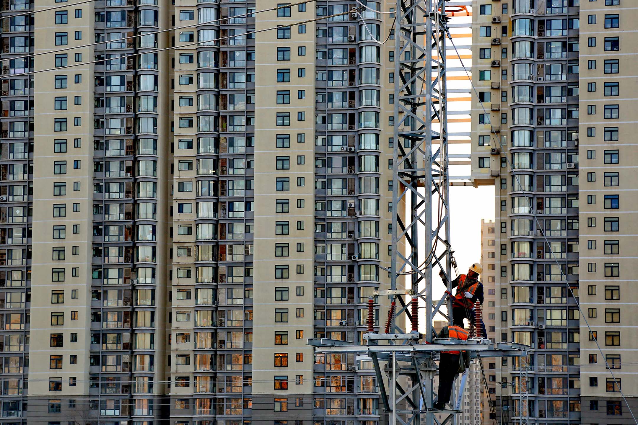 2021年12月18日，中國北京，火車站上正在維修的工人。攝：Zhou Jianlin/VCG via Getty Images