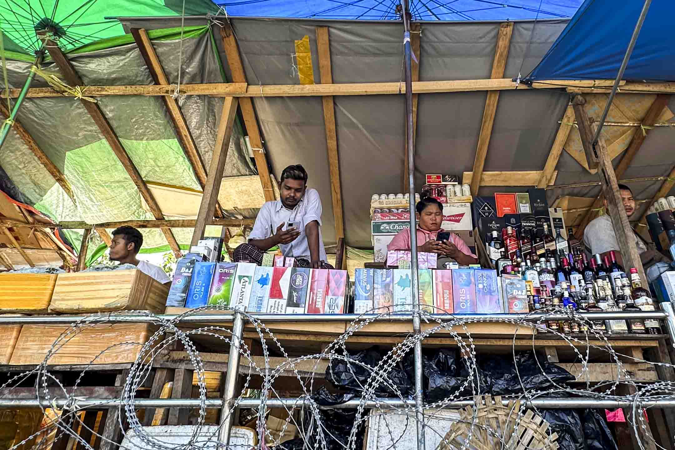 邊境黑市。攝影：伍勤 