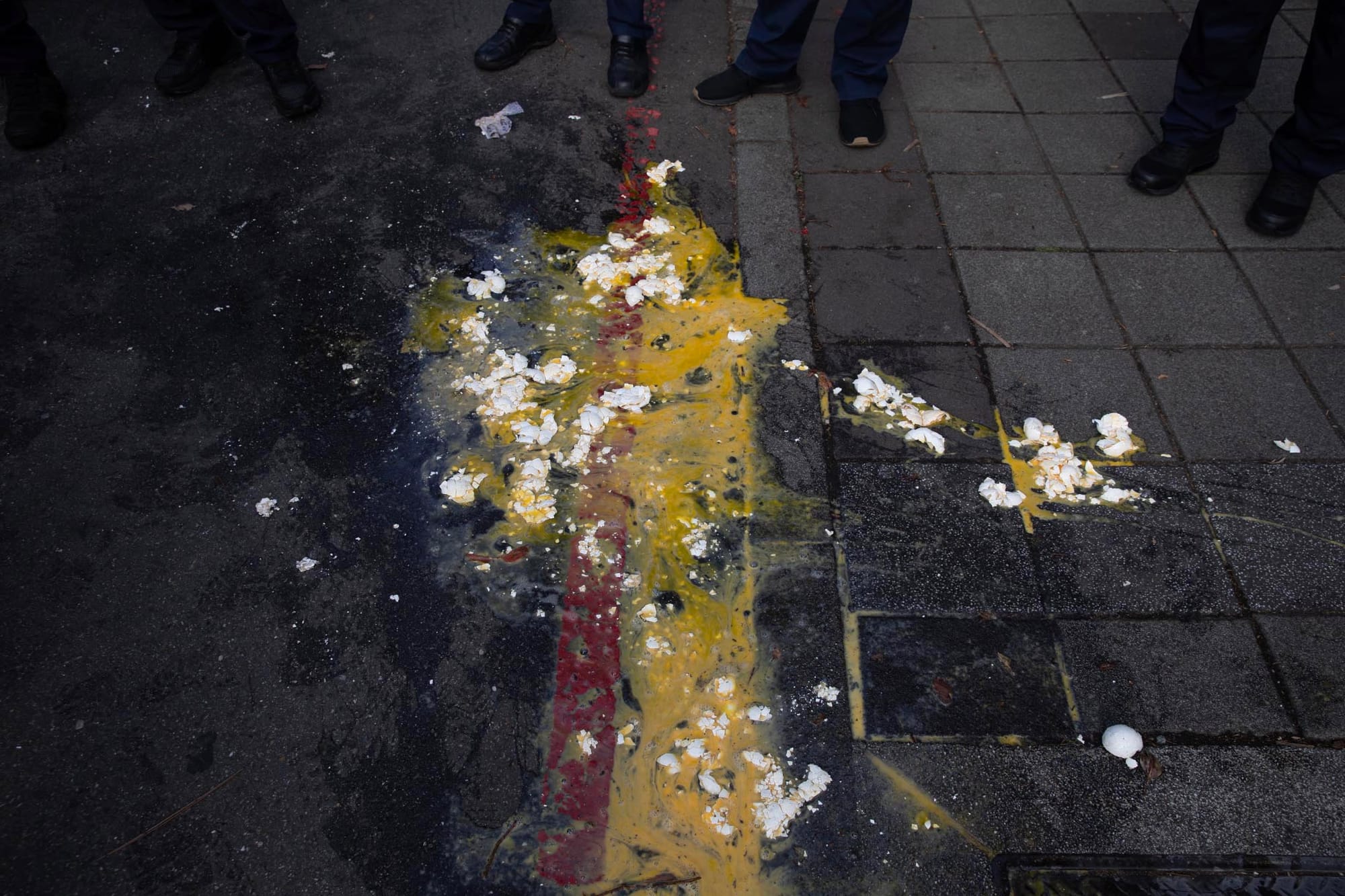 2023年11月15日,台北,馬遠部落的布農族人到國立臺灣大學外抗議。攝:陳焯輝/端傳媒