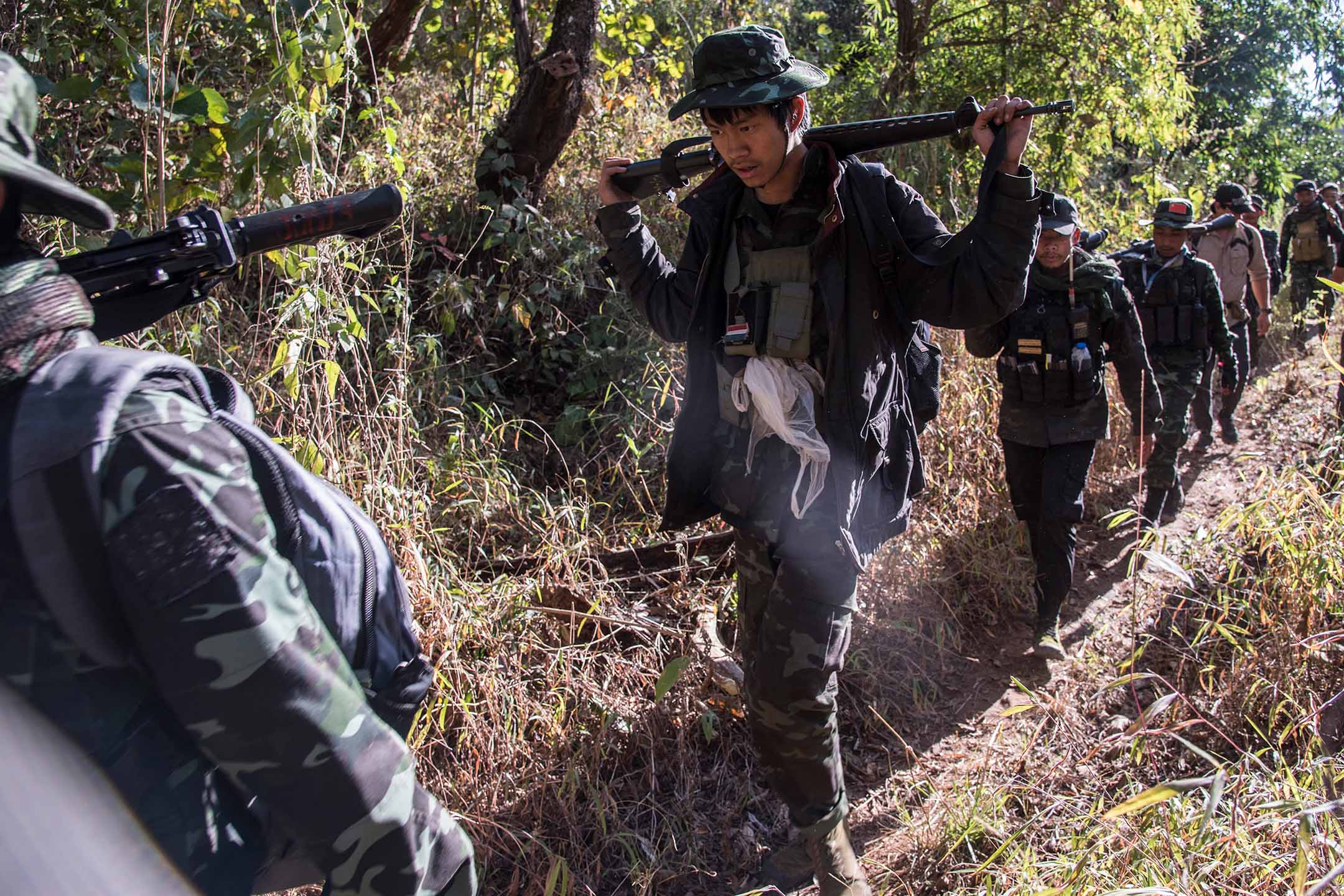 2023年2月18日,缅甸,克伦尼民族国防军(KNDF)的士兵在田野中行走。摄:Thierry Falise/LightRocket via Getty Images