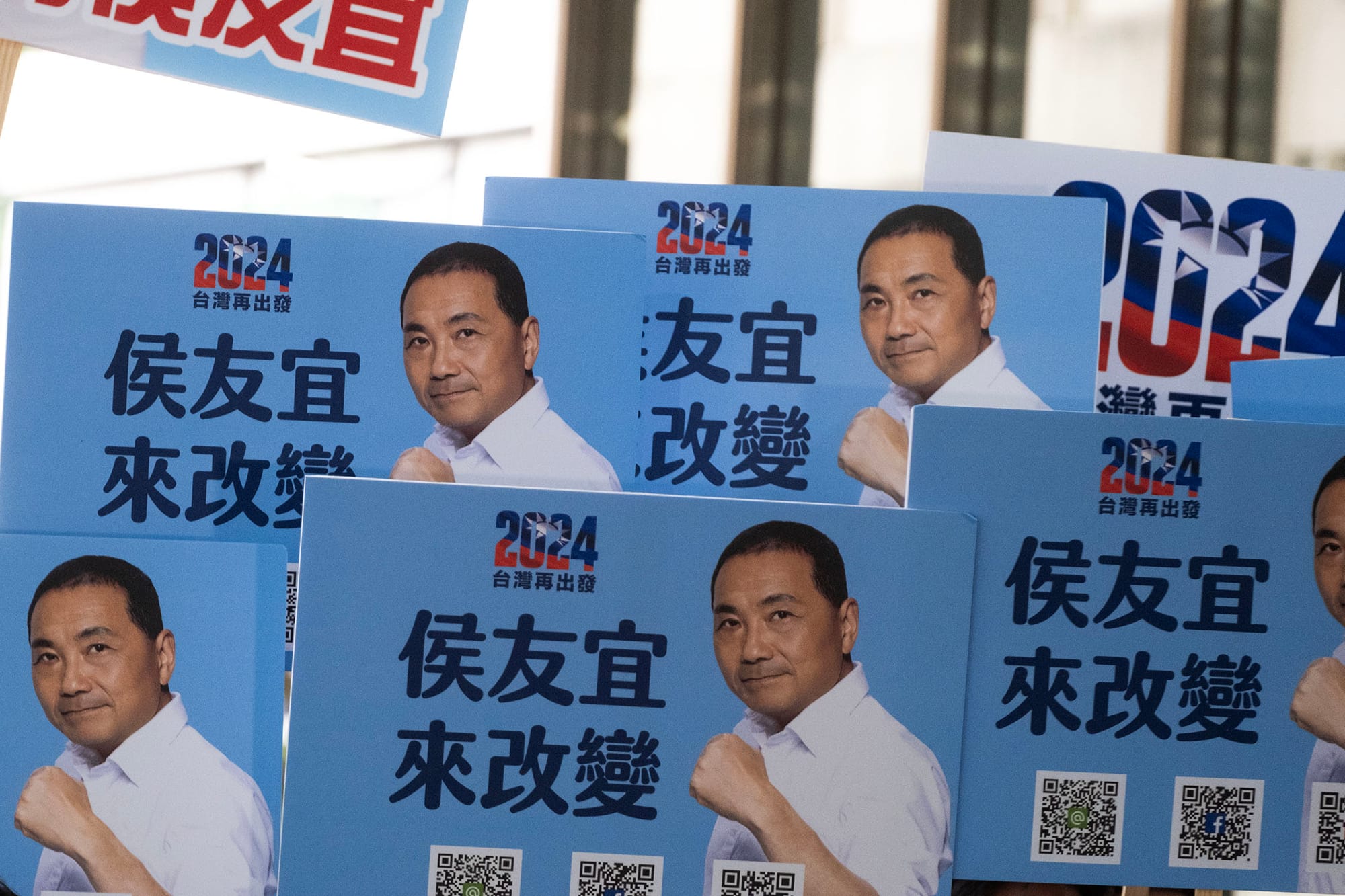 2023年11月24日，台北，國民黨總統參選人侯友宜和其副手中廣董事長趙少康前往中選會登記參選。攝：陳焯輝/端傳媒