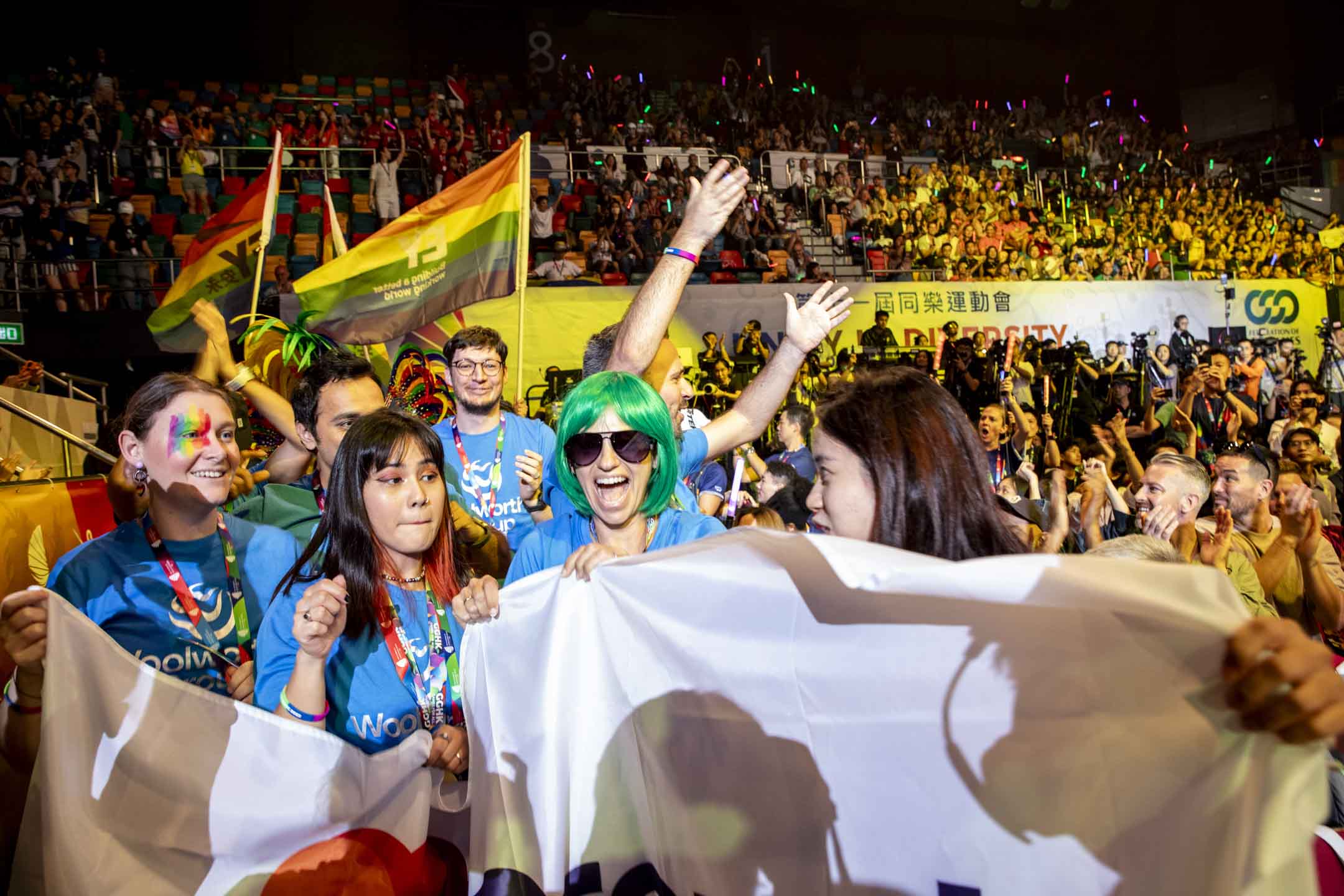 2023年11月4日，同乐运动会举行开幕礼，参加队伍手持彩虹旗进场。摄：林振东/端传媒