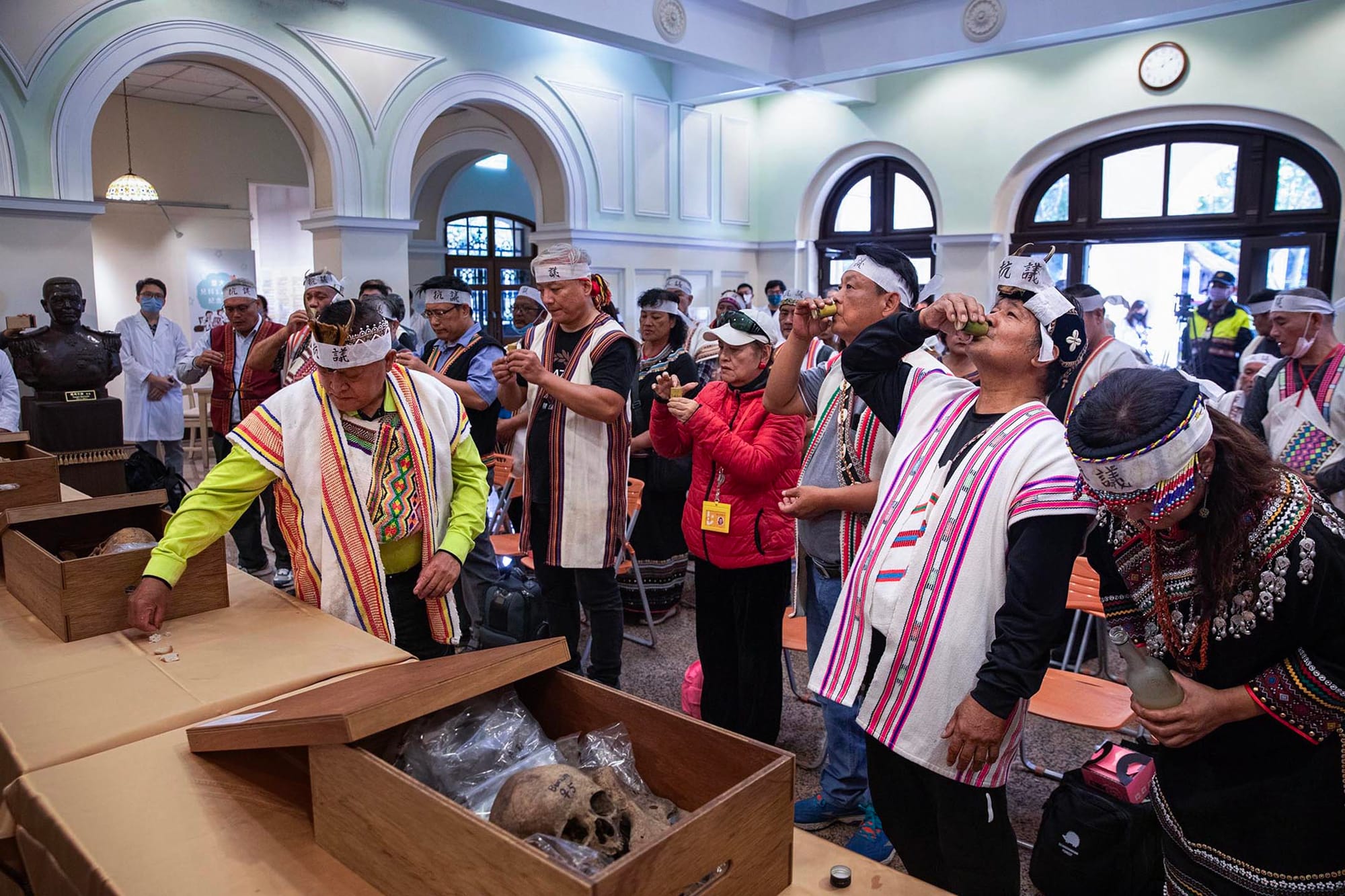2023年11月15日,台大醫學院,馬遠部落的布農族人在祖先遺骨旁祭祀。攝:陳焯輝/端傳媒