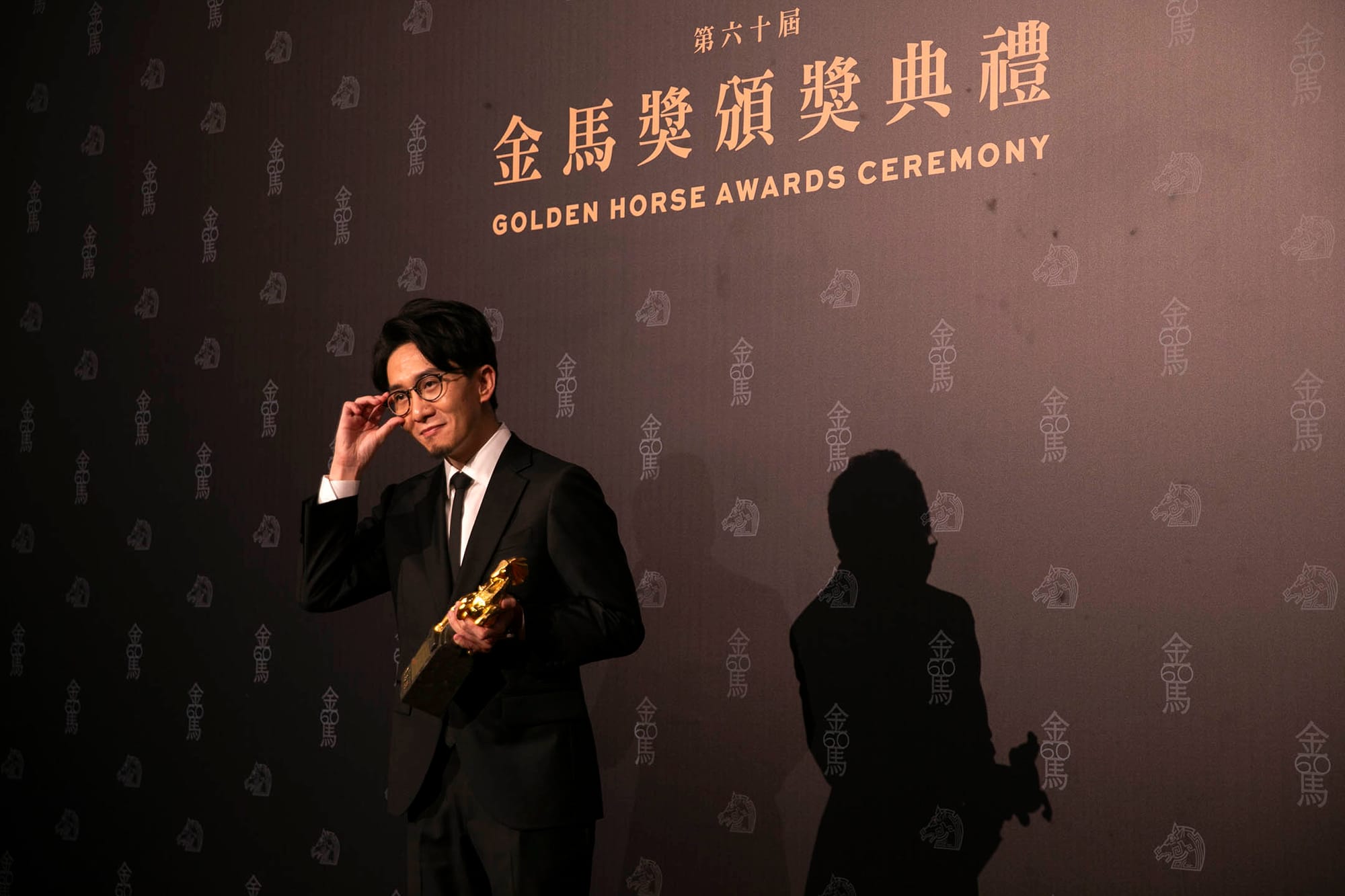2023年11月25日，第60届金马奖颁奖典礼，《年少日记》导演卓亦谦获得最佳新导演。摄：陈焯輝/端传媒