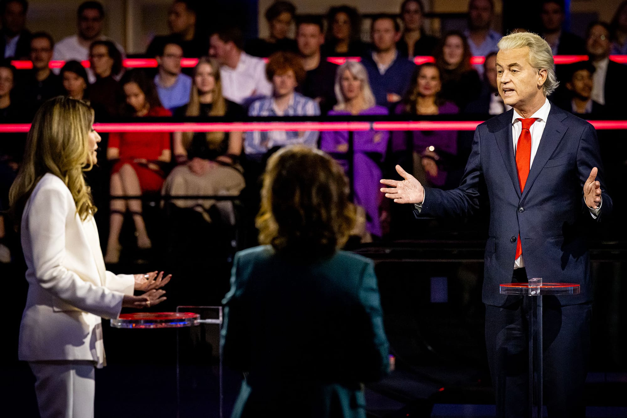 2023年11月21日，荷蘭海牙，VVD 的 Dilan Yesilgoz（左）和 PVV 的 Geert Wilders（右）出席全國選舉辯論。攝：Patrick van Katwijk/Getty Images