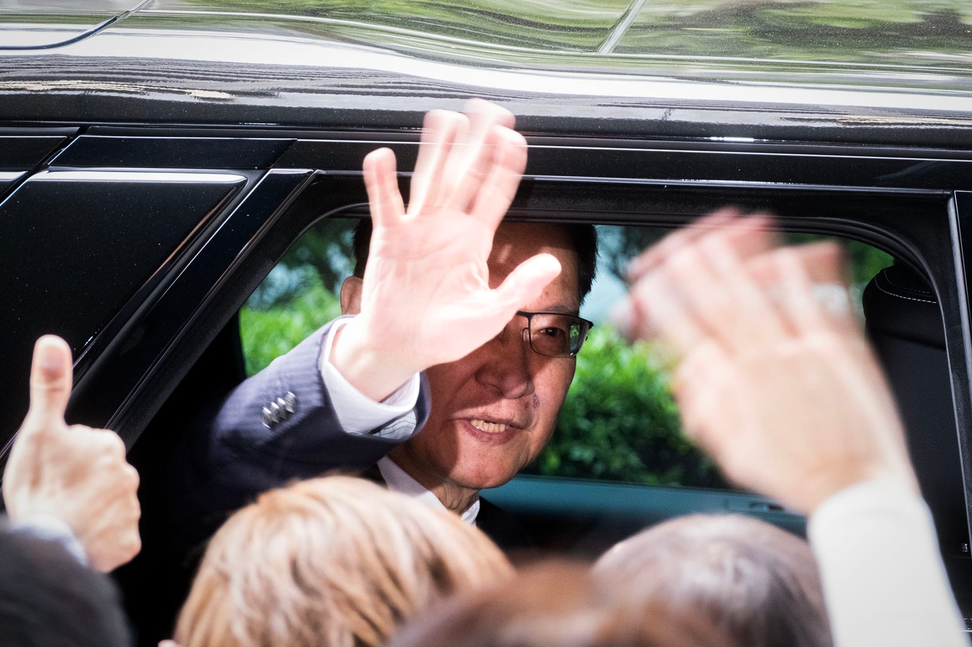 2023年11月24日，台北，國民黨總統參選人侯友宜和其副手中廣董事長趙少康前往中選會登記參選，趙少康離開時揮手。攝：陳焯輝/端傳媒