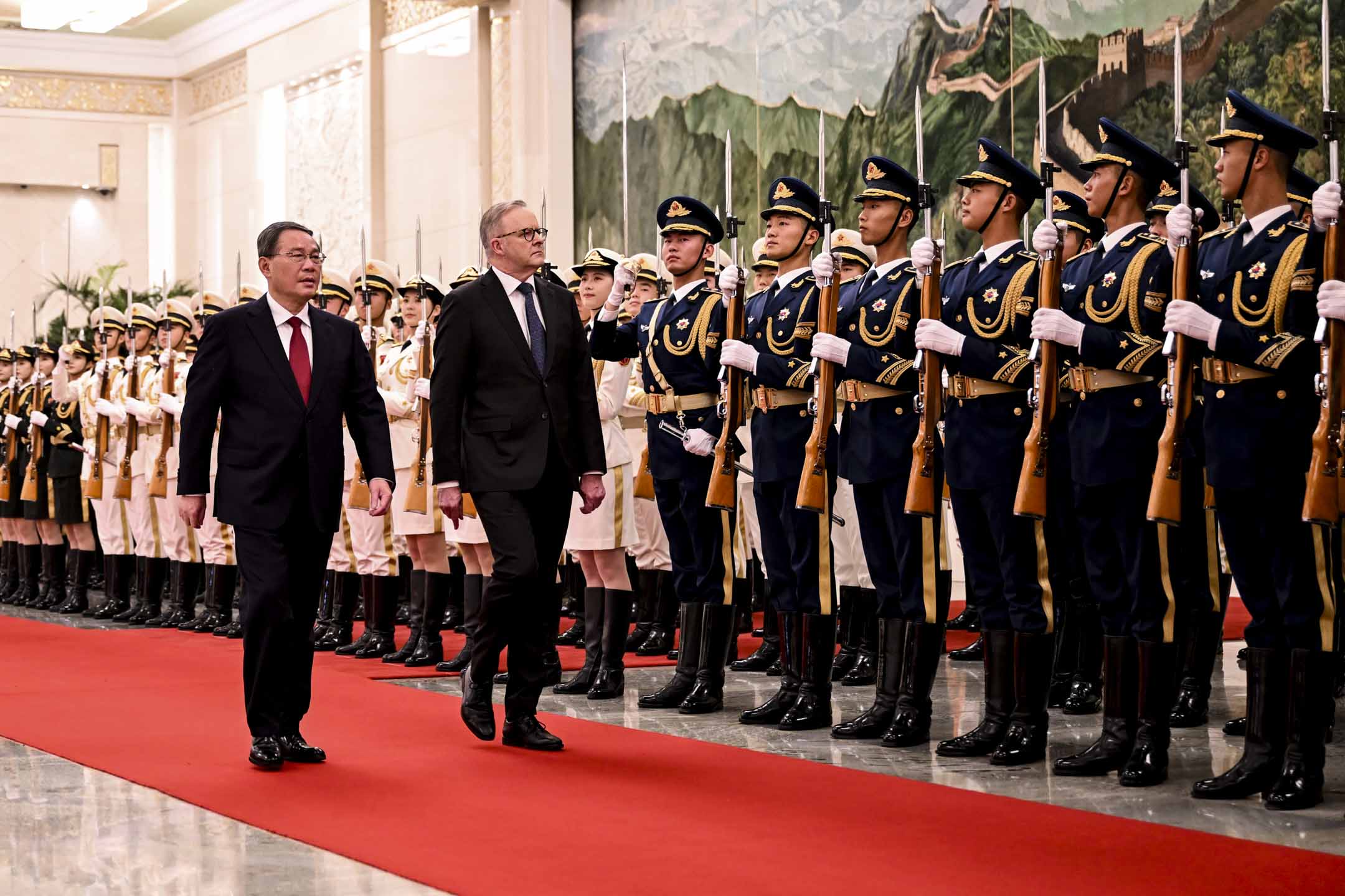 2023年11月7日，北京，中國總理李強（左）為澳洲總理安東尼·艾班尼斯（右），舉行歡迎儀式。攝：Lukas Coch/EPA/達志影像