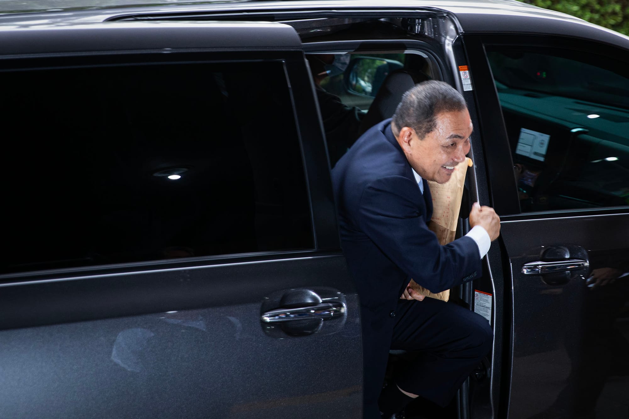 2023年11月24日，台北，國民黨總統參選人侯友宜和其副手中廣董事長趙少康前往中選會登記參選。攝：陳焯輝/端傳媒