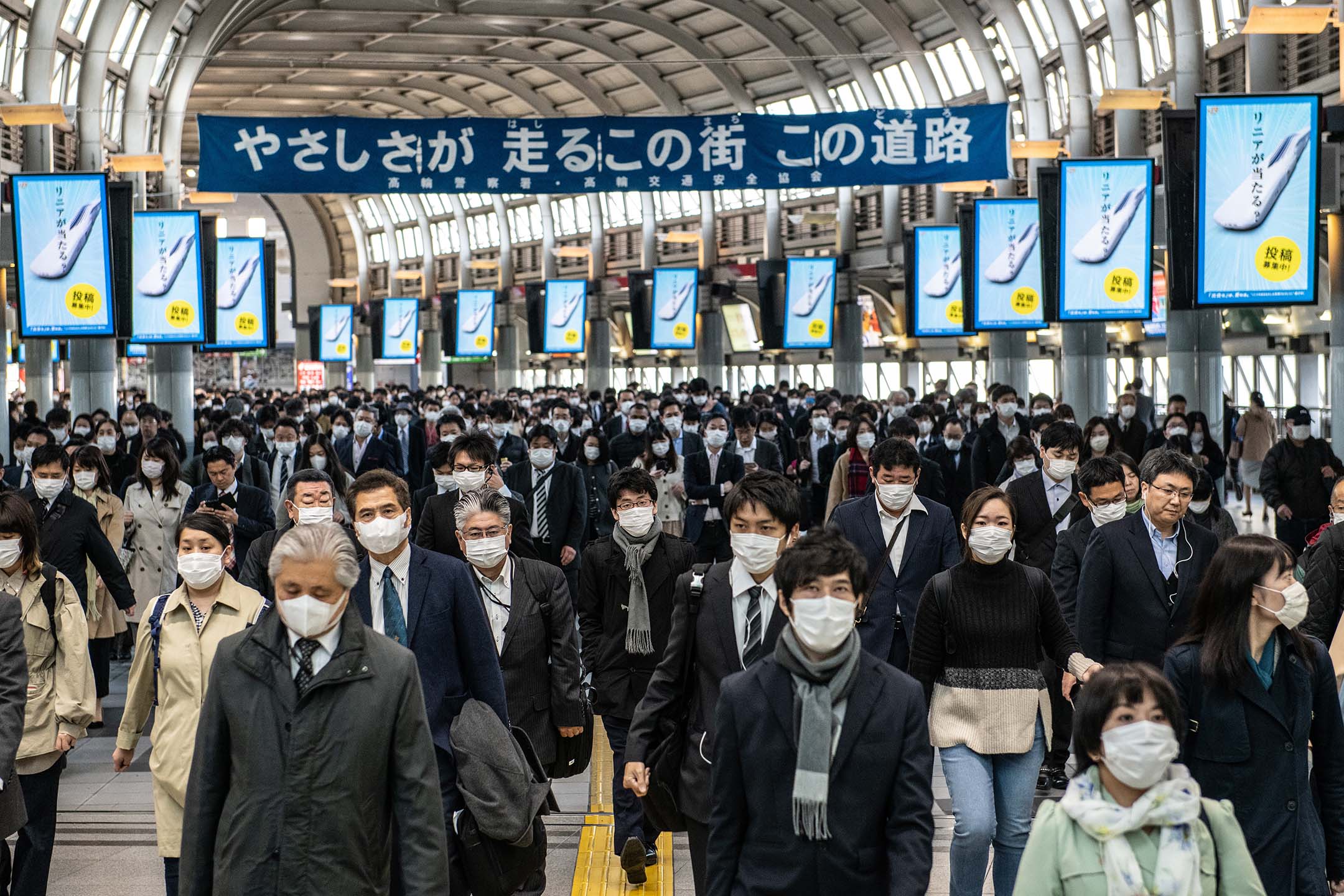 2020年4月8日，日本東京，市民戴著口罩在東京的品川火車站走路。攝：Carl Court/Getty Images