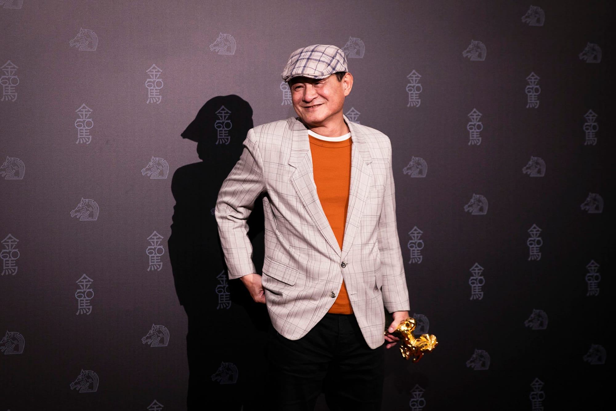 2023年11月25日，第60届金马奖颁奖典礼，《老狐狸》的陈慕义获得最佳男配角 。摄：陈焯輝/端传媒