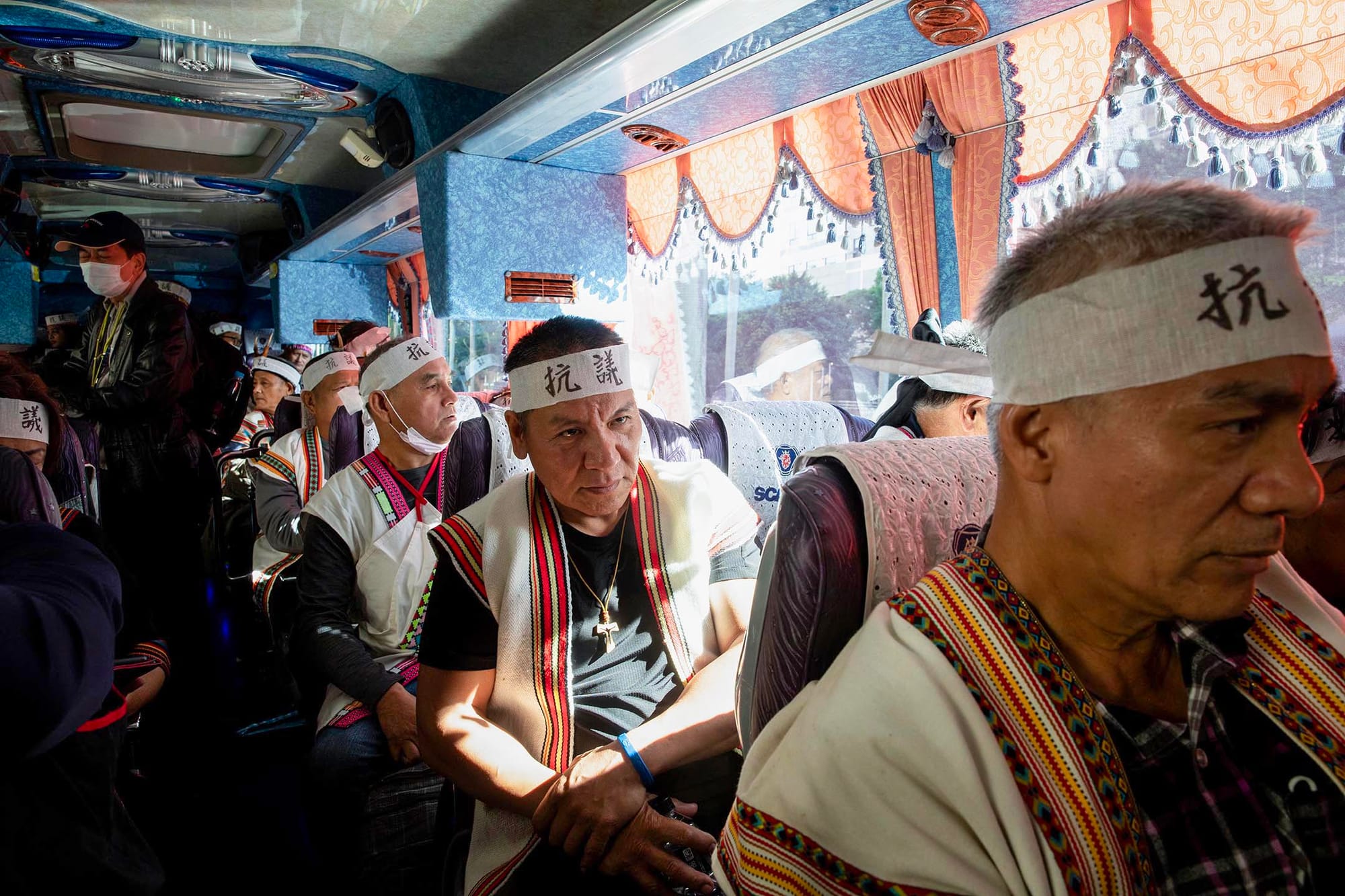 2023年11月15日,台北,馬遠部落的布農族人乘車到國立臺灣大學。攝:陳焯輝/端傳媒