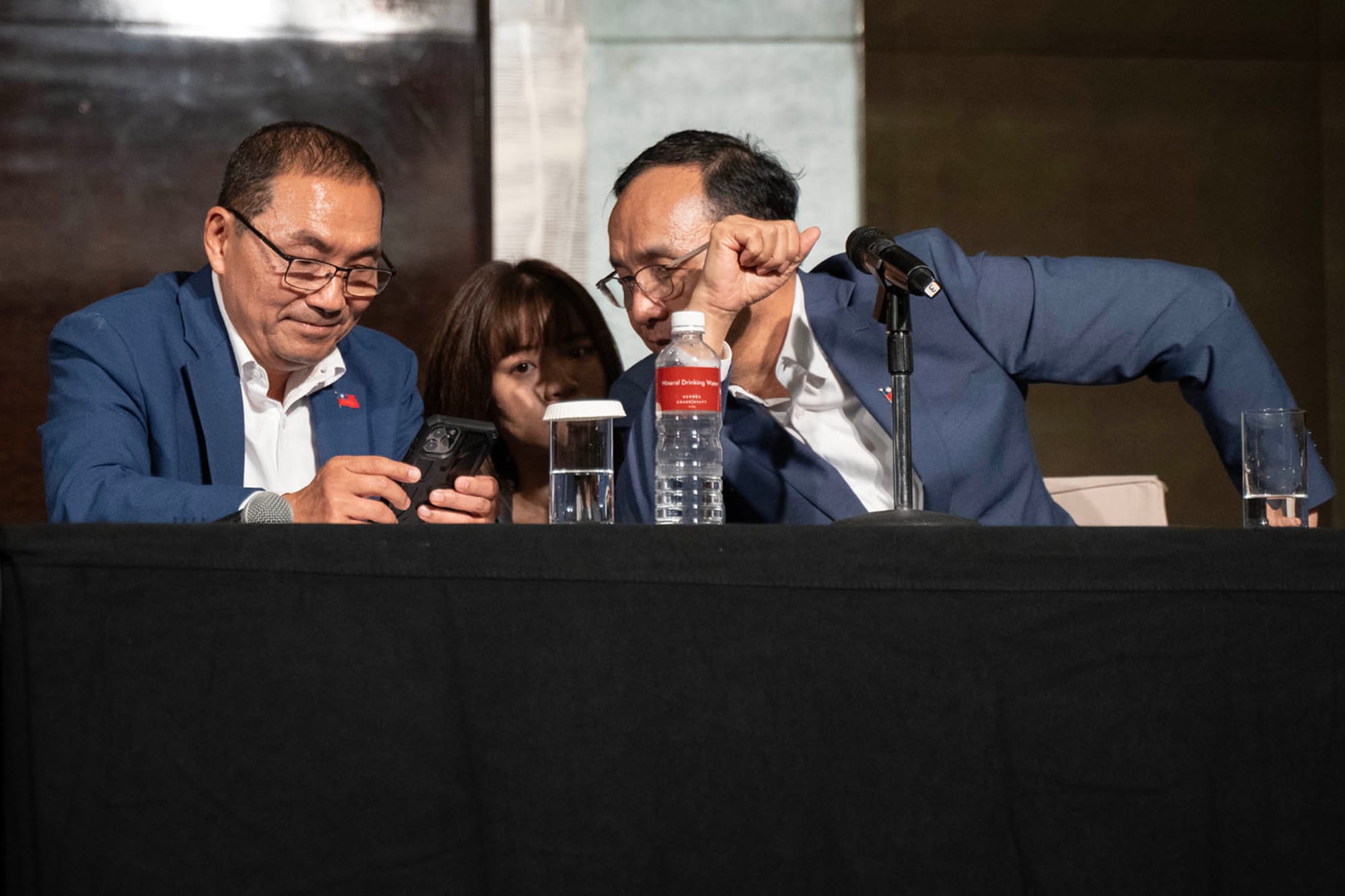 2023年11月23日，台湾2024大选候选人登记结束前一天，民众党主席及总统候选人柯文哲、鸿海集团创办人郭台铭、前总统马英九、国民党主席朱立伦、国民党总统候选人侯友宜在台北君悦酒店举行记者会，侯友宜和朱立伦在交谈。摄：唐佐欣/端传媒