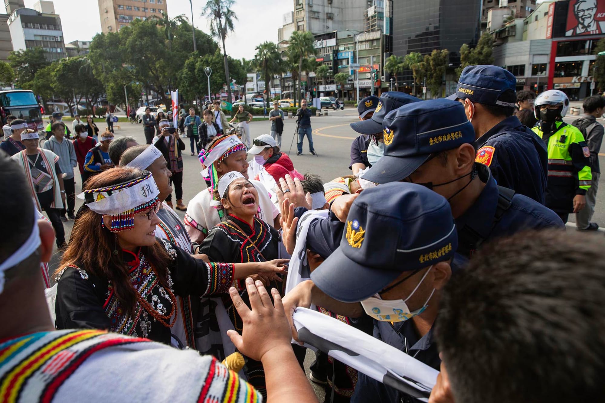 2023年11月15日,台北,馬遠部落的布農族人到國立臺灣大學外抗議。攝:陳焯輝/端傳媒