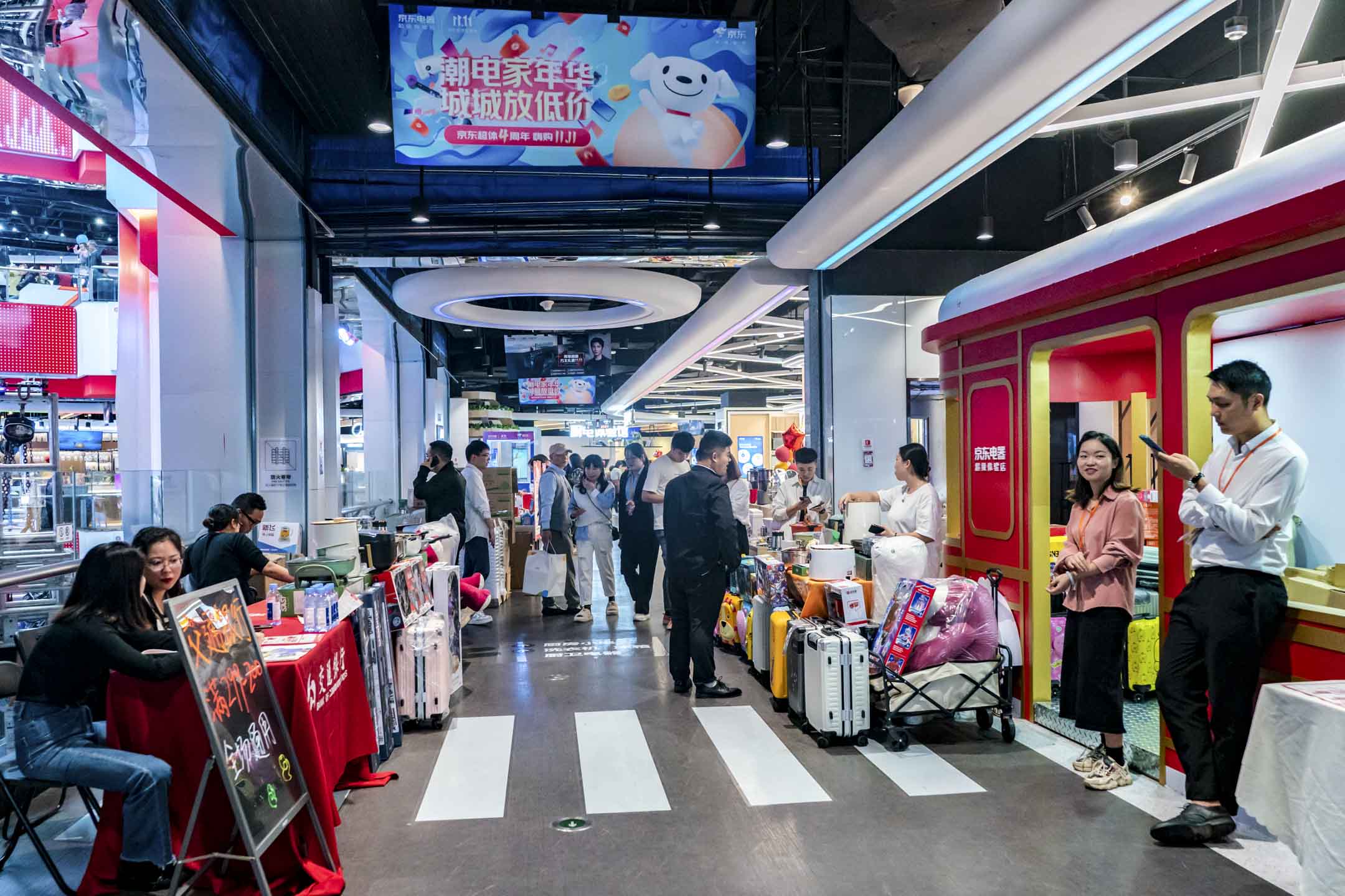 2023年11月11日,中國重慶,人們在京東電器超級體驗店購買家電。攝:Costfoto/NurPhoto via Getty Images