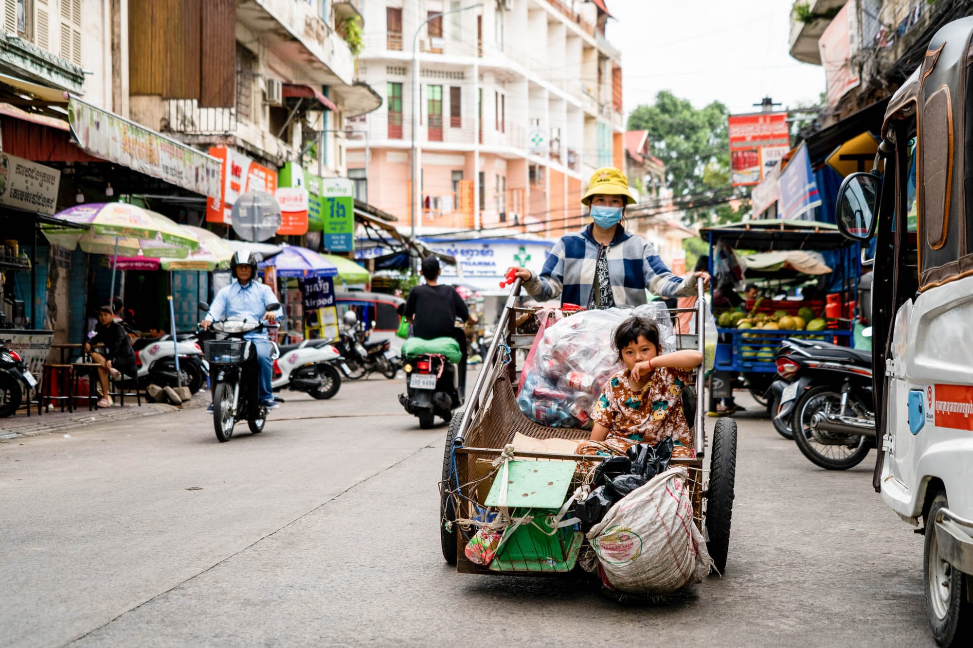 2023年6月6日，柬埔寨金邊，一名回收商在地市場尋找塑料進行回收。攝：Matt Hunt/Anadolu Agency via Getty Images