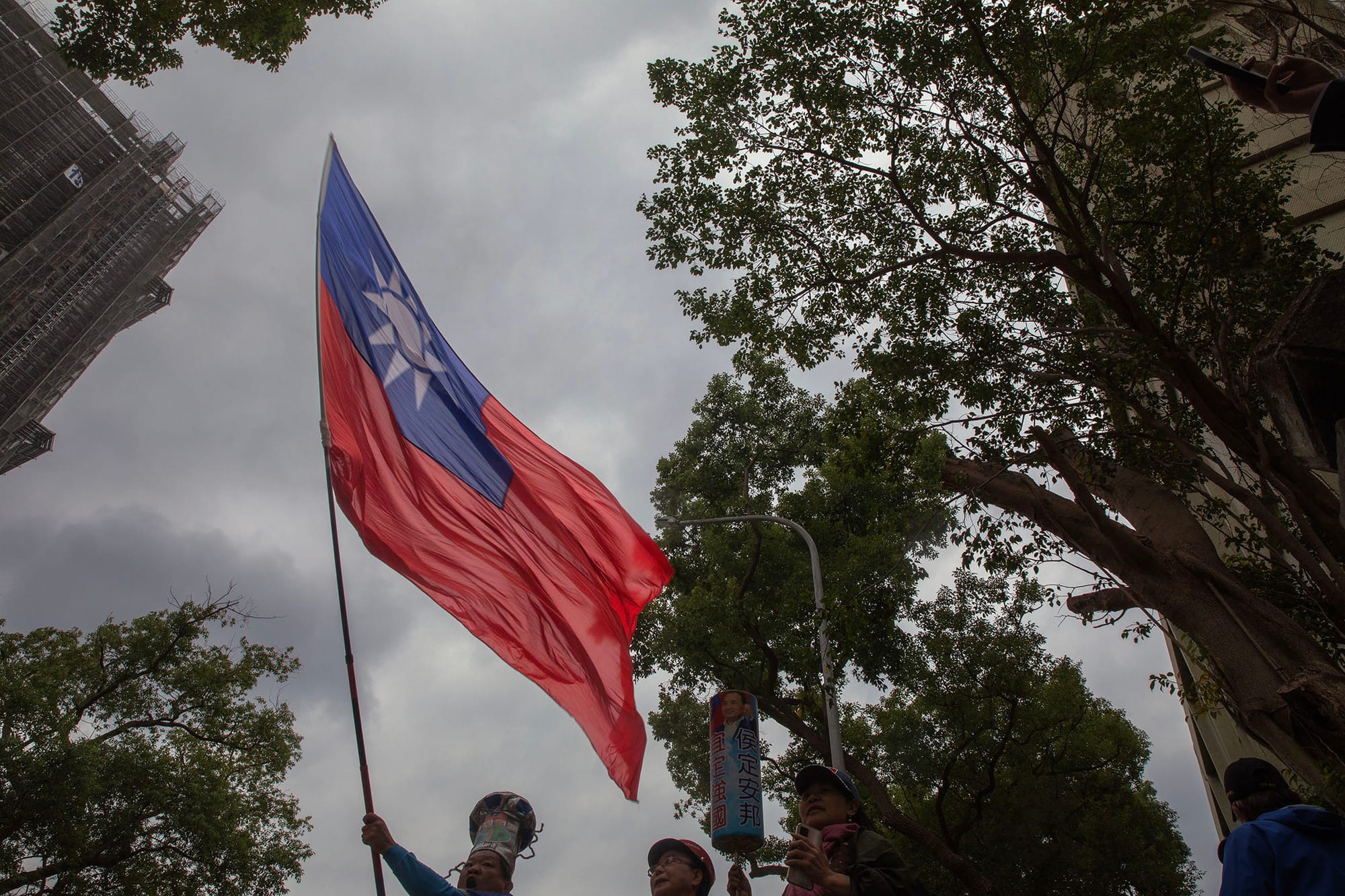 2023年11月24日，台北，國民黨總統參選人侯友宜和其副手中廣董事長趙少康前往中選會登記參選，國民黨的支持者到場搖旗呐喊。攝：陳焯輝/端傳媒