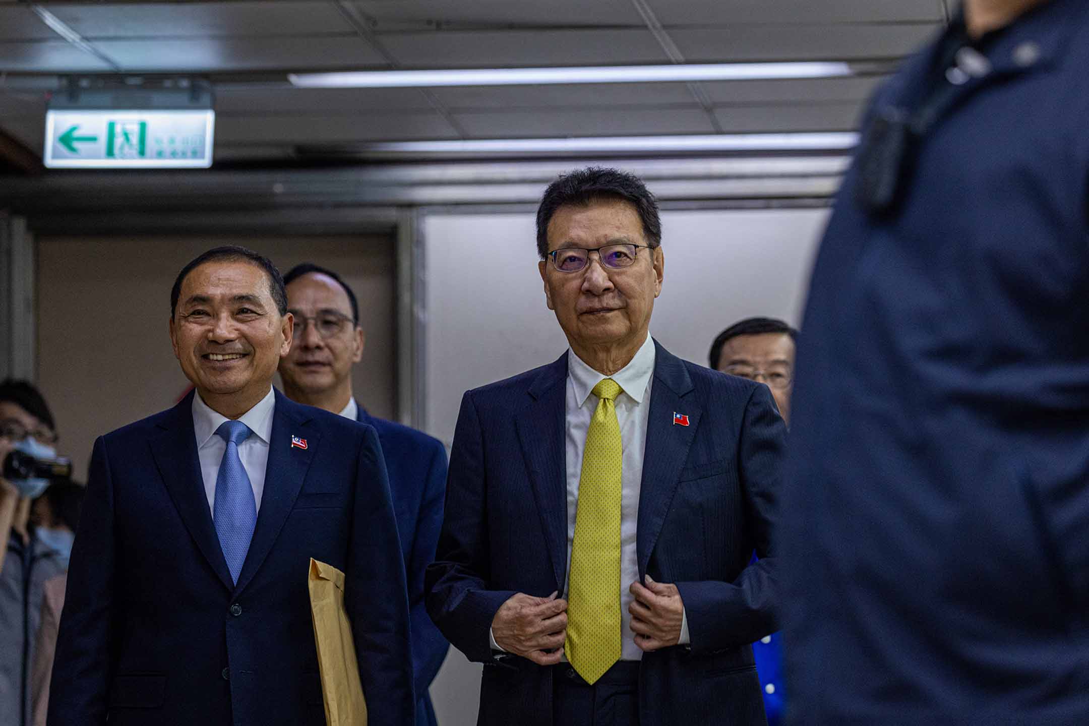 2023年11月24日,國民黨總統候選人侯友宜及副總統候選人趙少康抵達中央選舉委員會登記參選。攝:Annabelle Chih/Getty Images