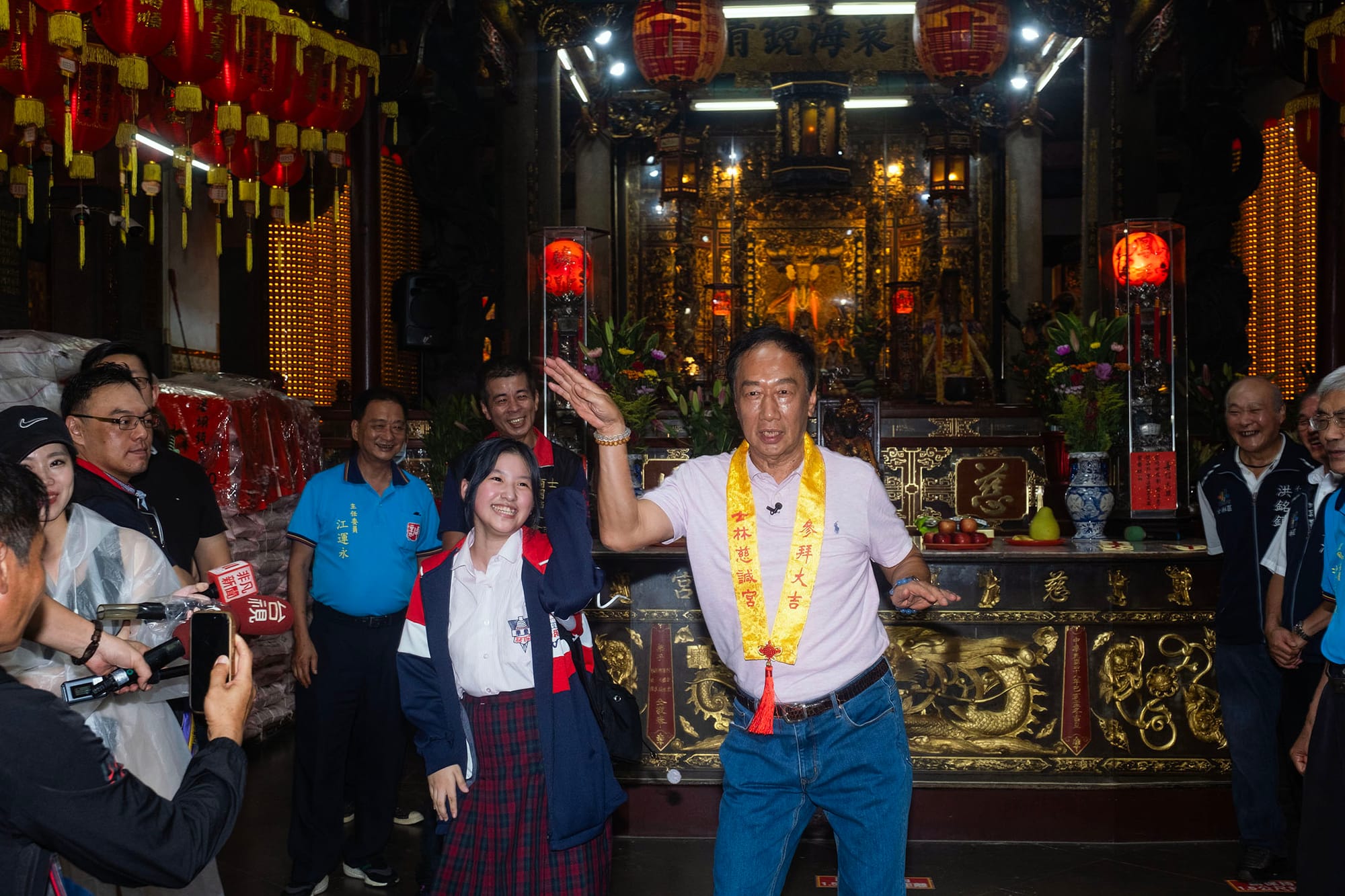 2023年9月6日，士林，郭台銘到宮廟參拜，與一名中學生跳舞。攝：陳焯煇/端傳媒
