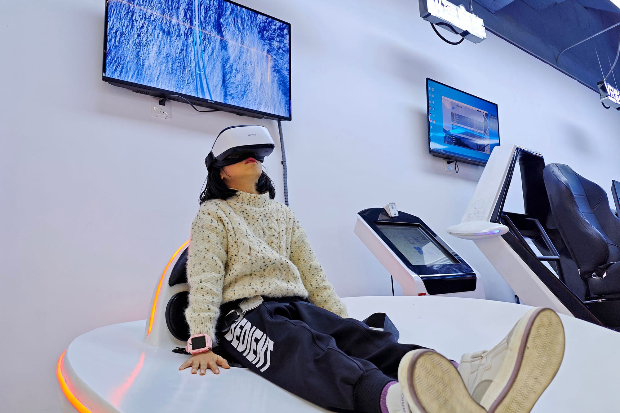 2023年12月10日，中國山東，一名女孩在玩VR（虛擬實境）遊戲。攝：Costfoto/NurPhoto via Getty Images