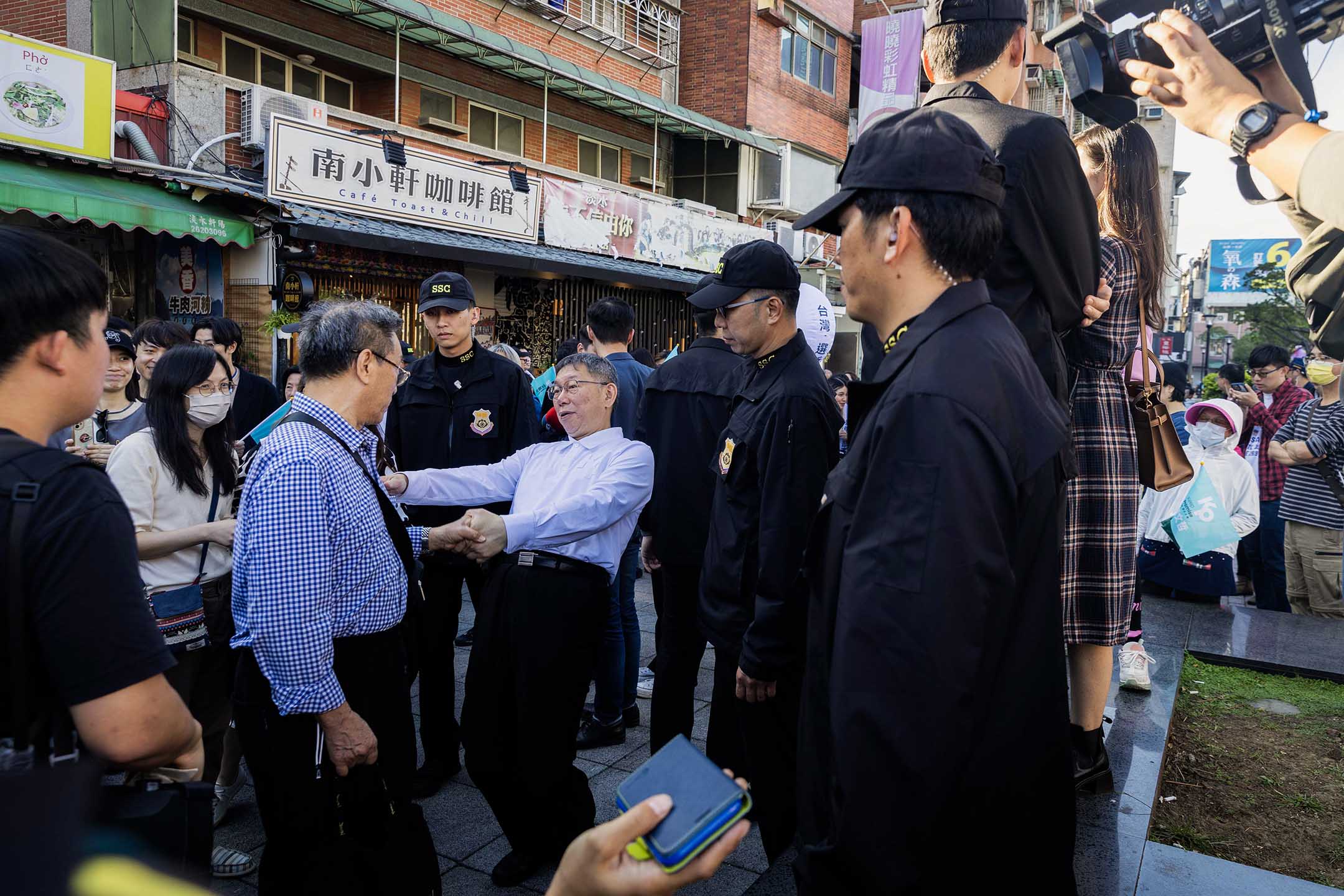 2023年12月9日,淡水,民众党总统候选人柯文哲扫街拜票。摄:陈焯辉/端传媒