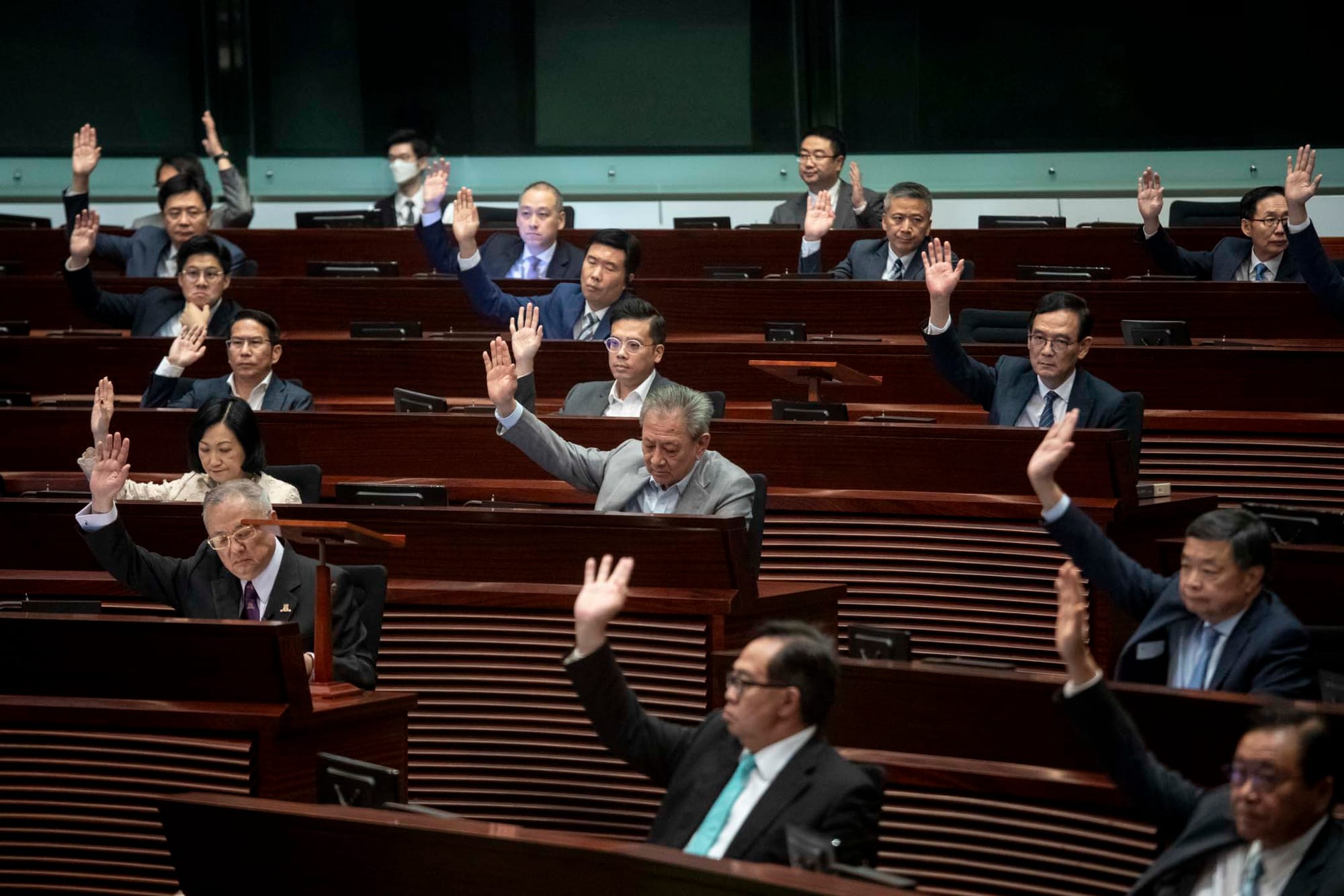 2023年11月1日，立法會三讀通過《2023年香港中文大學(修訂)條例草案》。攝：林振東/端傳媒