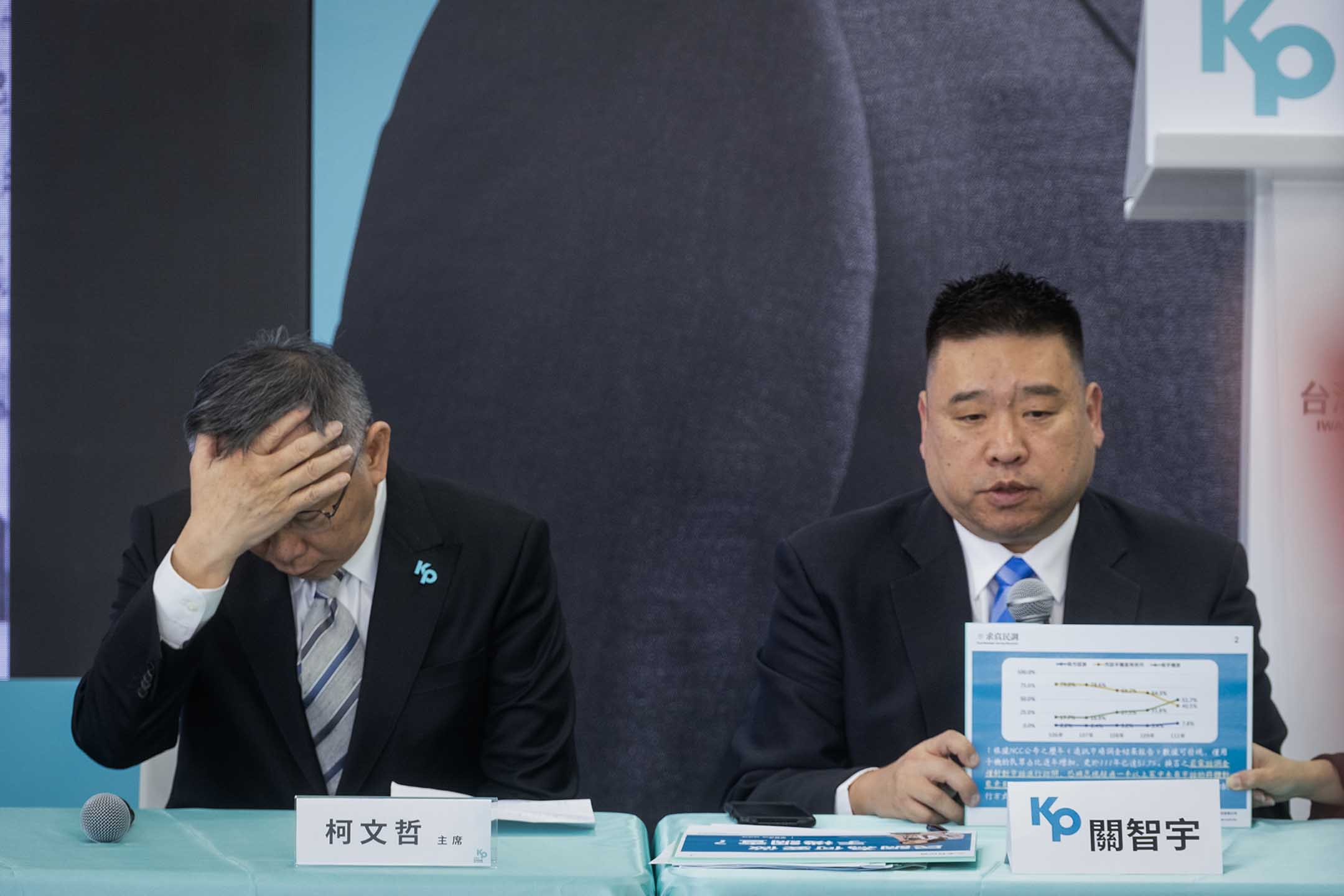 2023年11月18日，新北市，民眾黨主席柯文哲在記者會上回應藍白民調。攝：陳焯煇/端傳媒