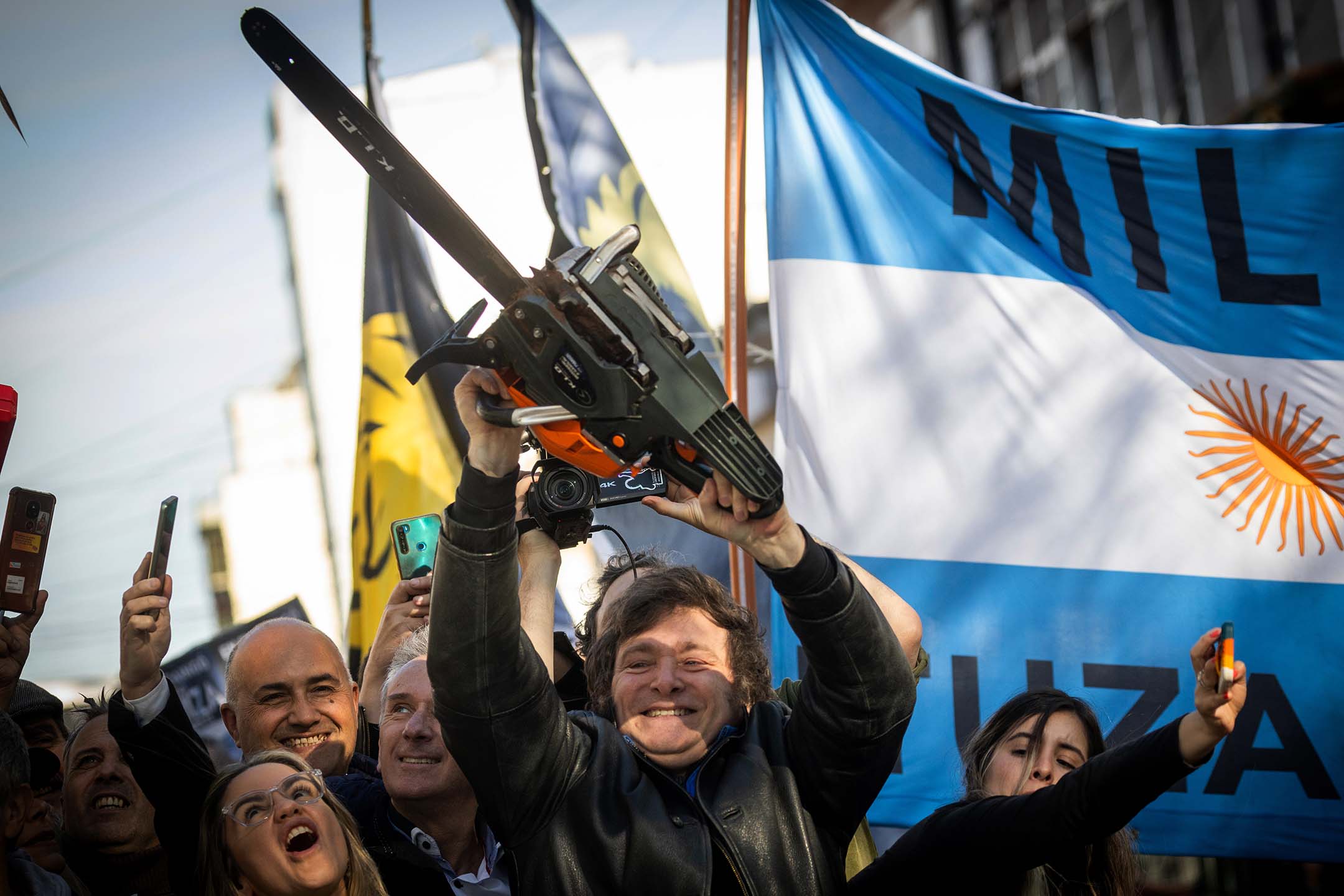 2023年9月25日，阿根廷布宜諾斯艾利斯聖馬丁舉行的集會，總統候選人哈維爾·米萊在布宜諾斯艾利斯省省長候選人卡羅萊納·皮帕羅旁舉起電鋸。攝：Tomas Cuesta/Getty Images