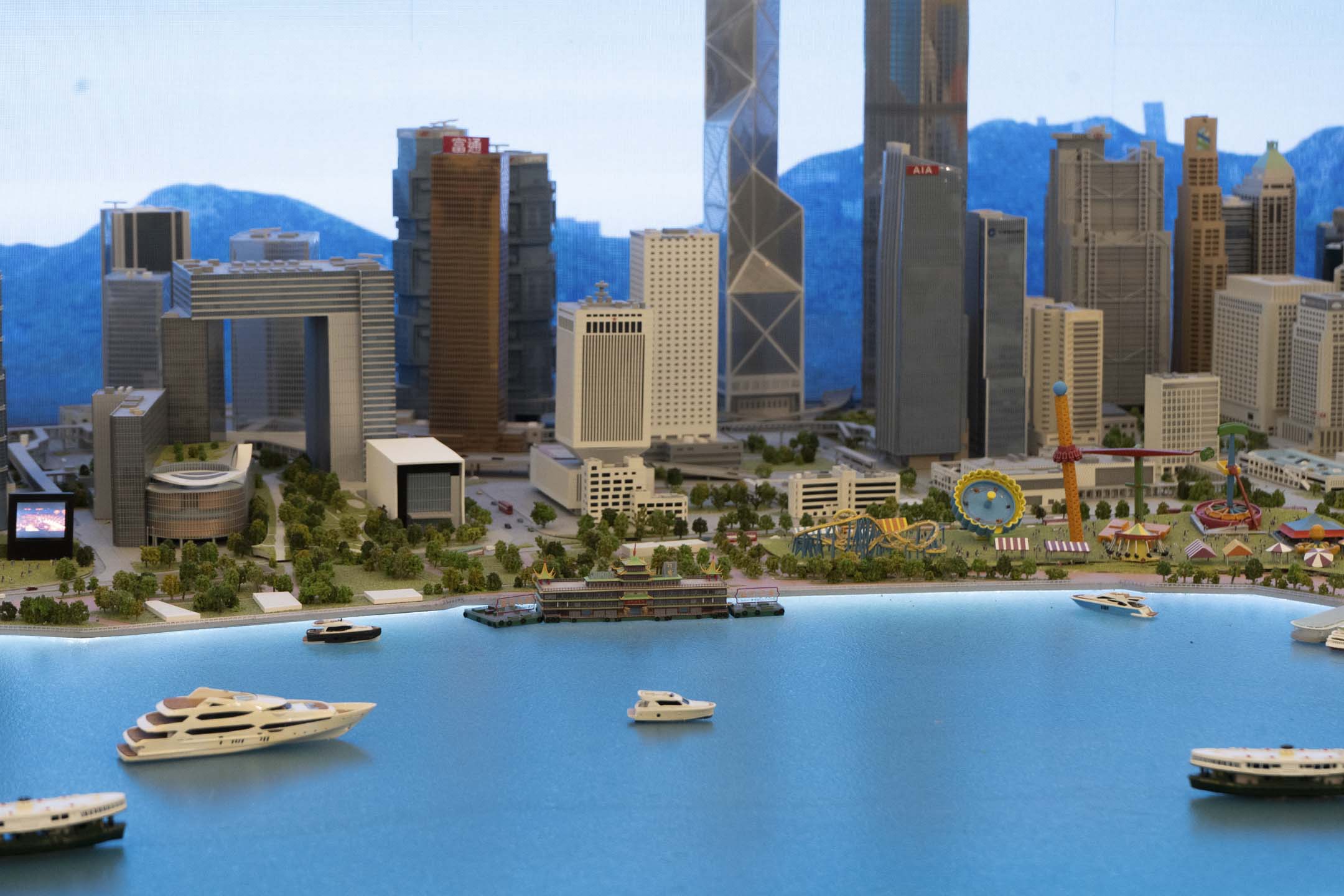 荃湾,有关疫情的展览上展现了香港的建筑物。