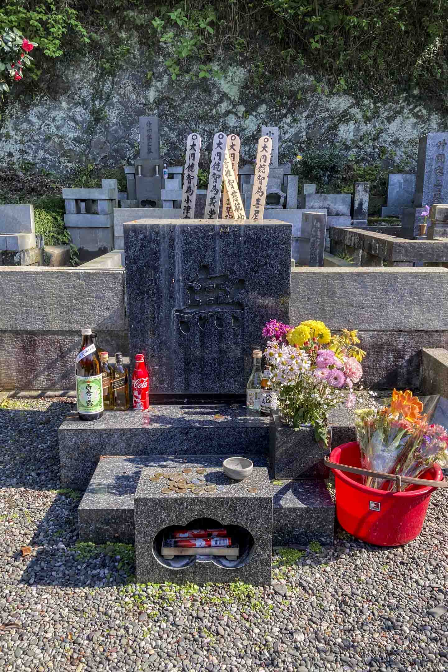 如果不看墓碑位置圖示,也許都能找到小津之墓,因為今年來掃墓的人多,「無」的旁邊是諷刺地好多「有」。攝影:李照興