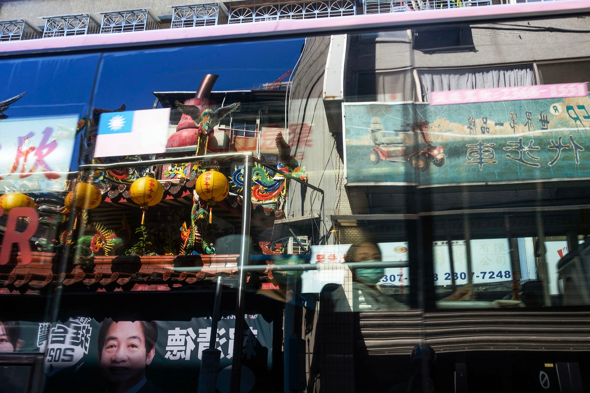 2023年11月22日，台北，一架公車經過民進黨候選人賴清德的競選海報。攝：陳焯煇/端傳媒