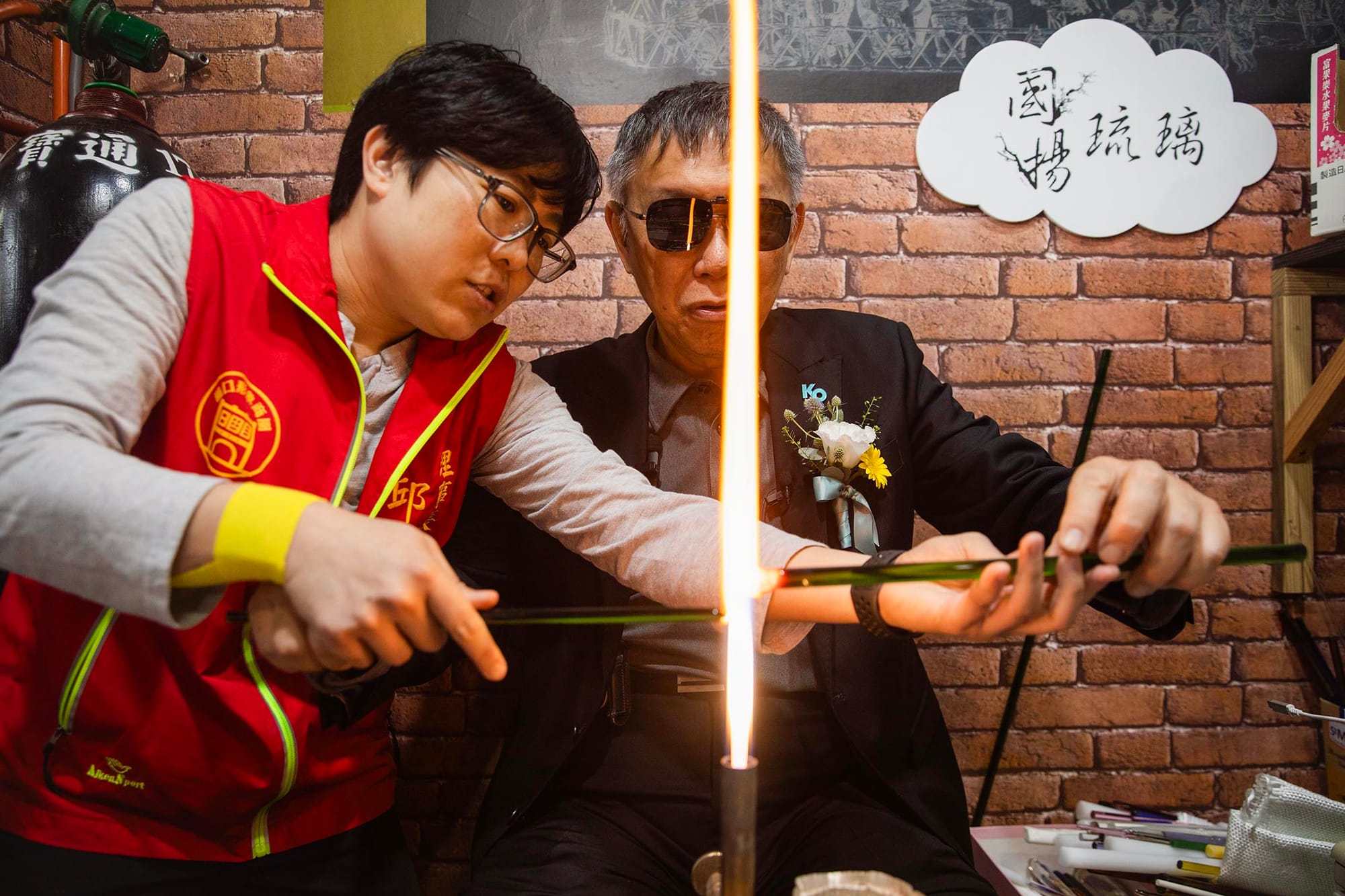 2023年11月30日，鶯歌，民眾黨候選人柯文哲參觀燒製玻璃的商店。攝：陳焯煇/端傳媒