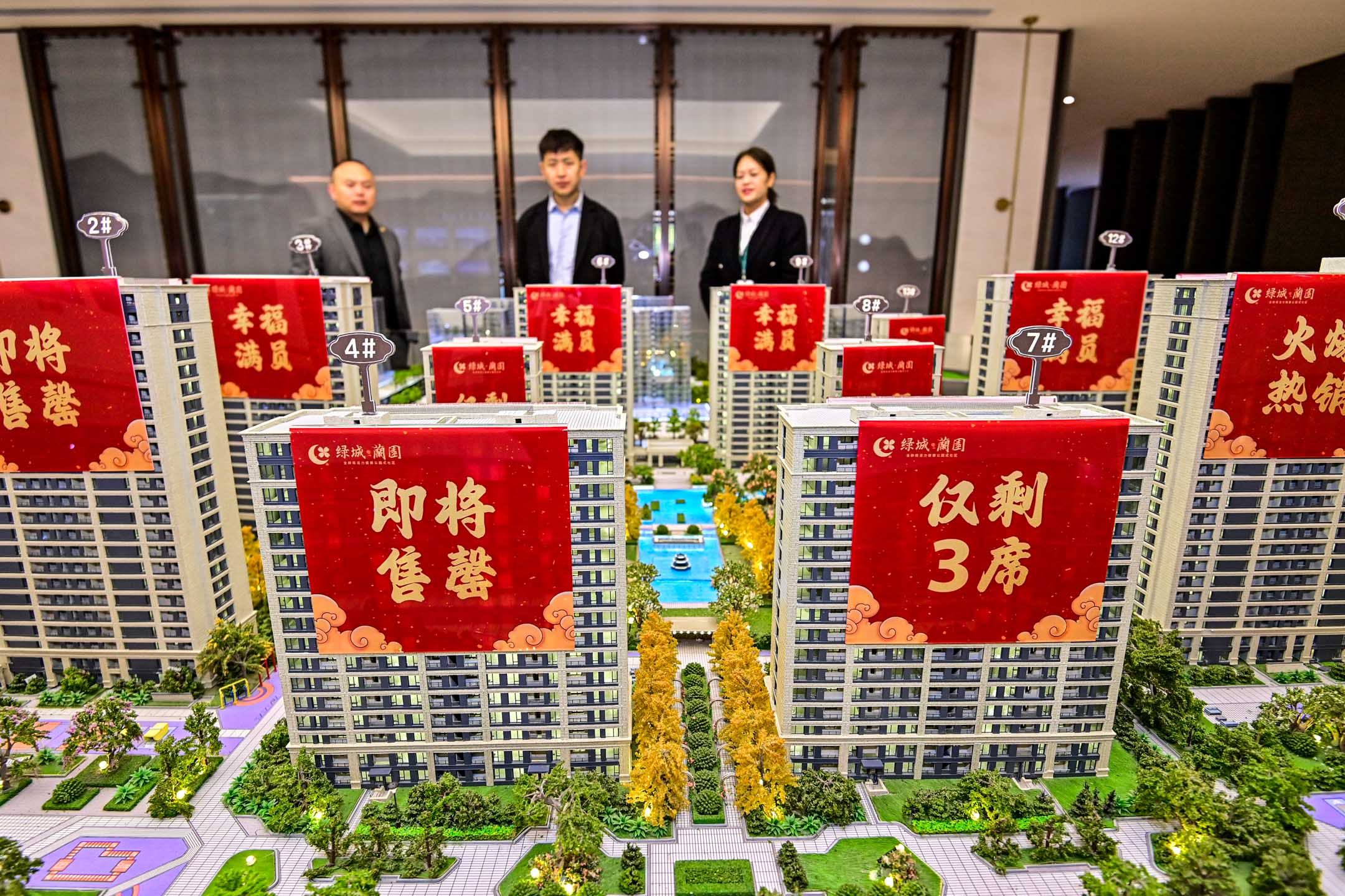 2023年11月16日,中国山东,市民在参观商业住宅售楼处。Costfoto/NurPhoto via Getty Images