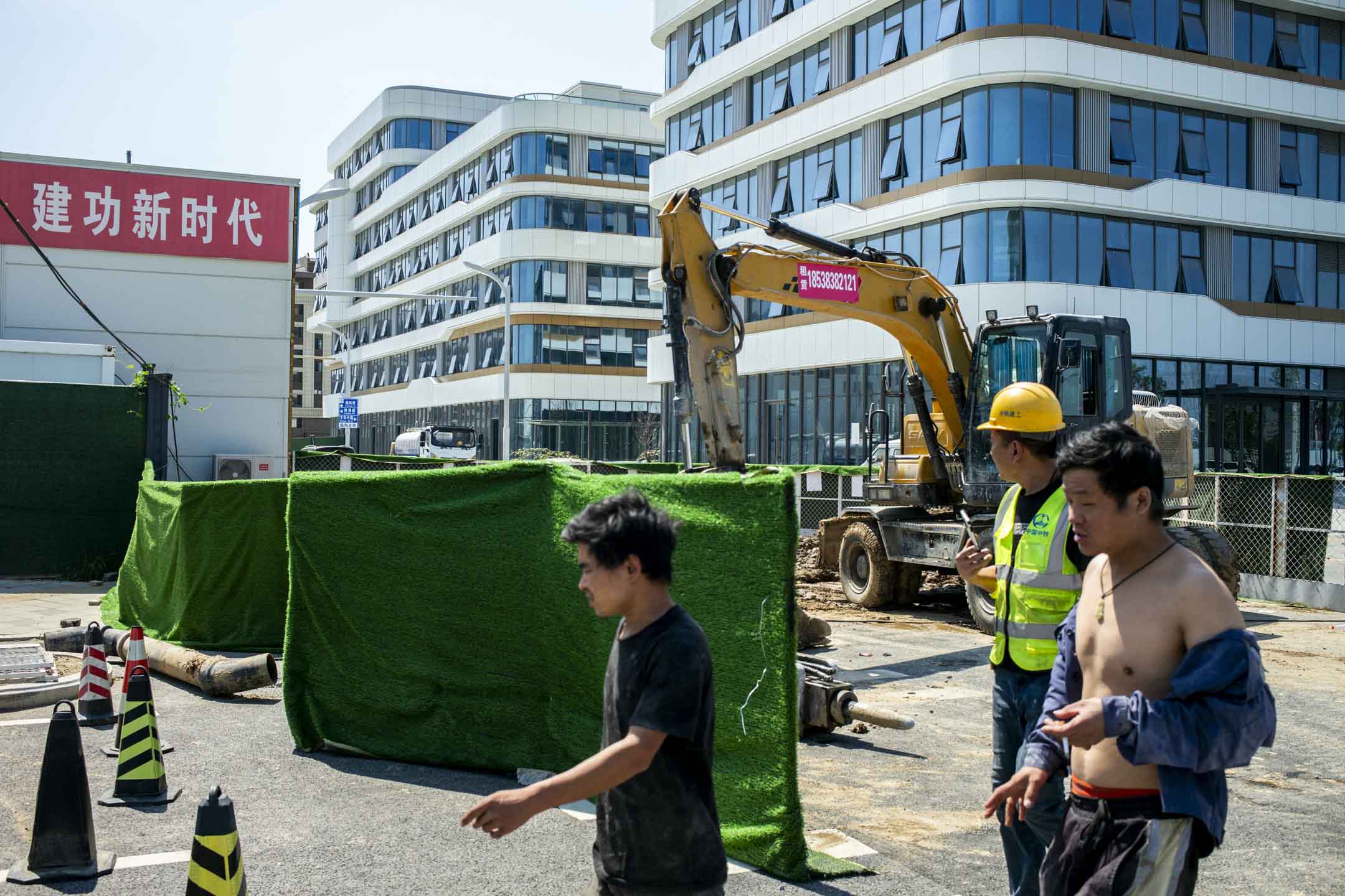 2023年，容西安置區的建築工人。攝：林文清/端傳媒