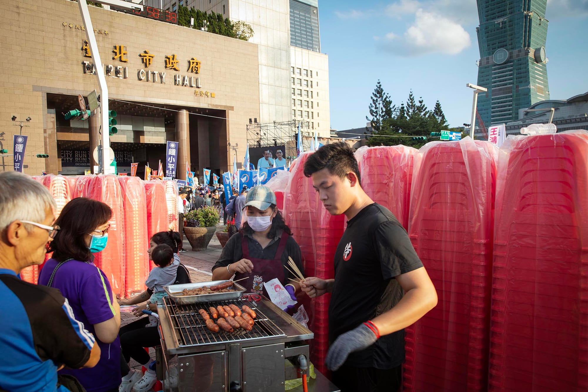 2023年11月4日，台北，國民黨的造勢大會內，有賣香腸的攤檔。攝：陳焯煇/端傳媒