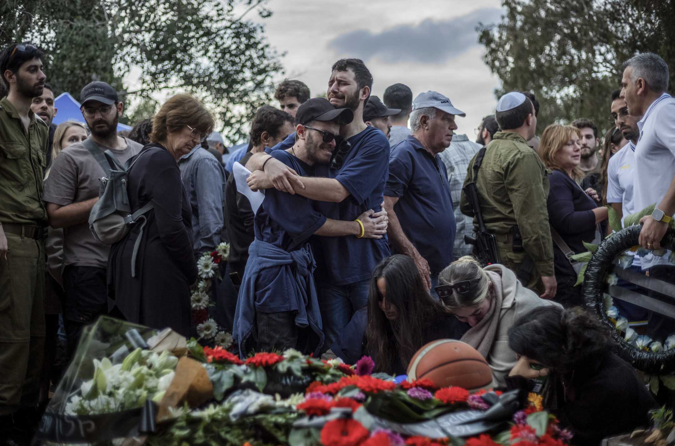 2023年12月17日,以色列,親友們在 Alon Lulu Shamriz 的葬禮上哀悼,他是被以軍誤殺的 3 名以色列人質之一。攝:Ilia Yefimovich/picture alliance via Getty Images