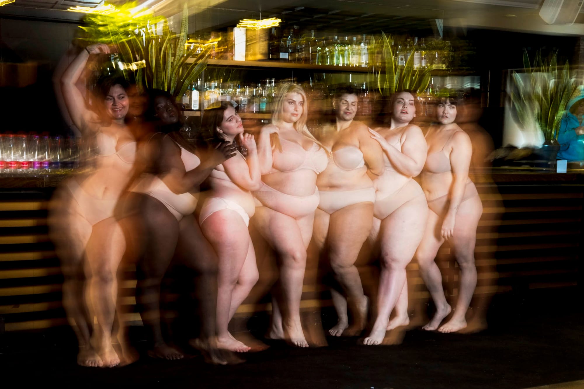 2023年2月7日，模特儿在罗马 L'Imperfetta（不完美）模特儿经纪公司拍摄照片，该公司代表的是那些不完全符合时尚界既定美丽标准的人。摄：Alessandra Tarantino/AP/达志影像