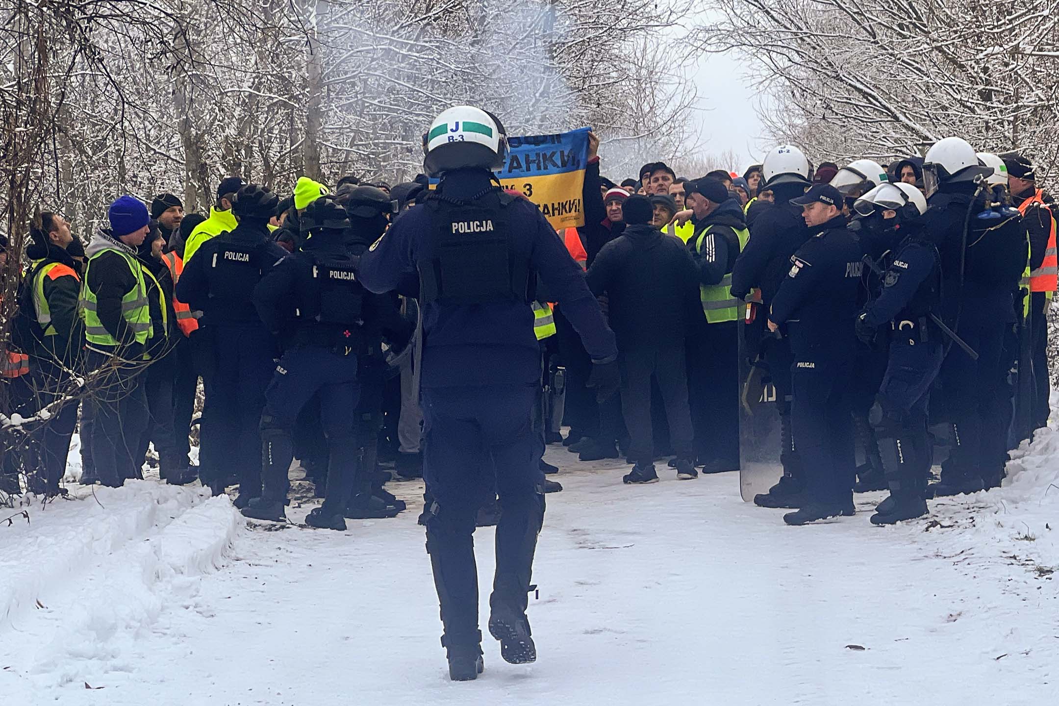 2023年12月1日,波蘭卡車司機封鎖波蘭與烏克蘭主要貨運過境點,警方在驅逐抗議人士。攝:Olha Dejneka/Suspilne Ukraine/JSC
