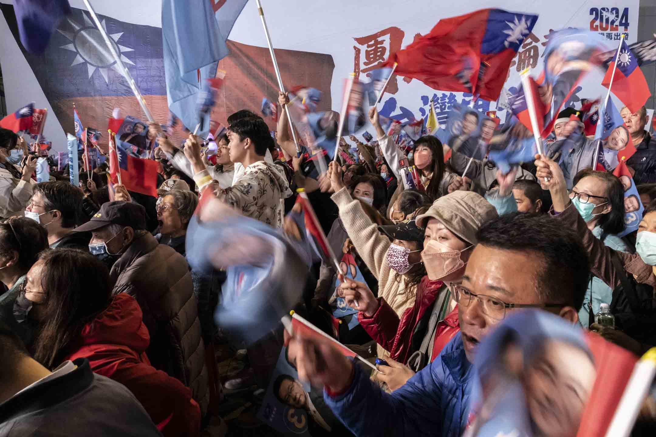 2024年1月12日，國民黨正副總統候選人侯友宜、趙少康在新北市板橋第一體育場舉辦「贏回中華民國 選前之夜」。攝：林振東/端傳媒