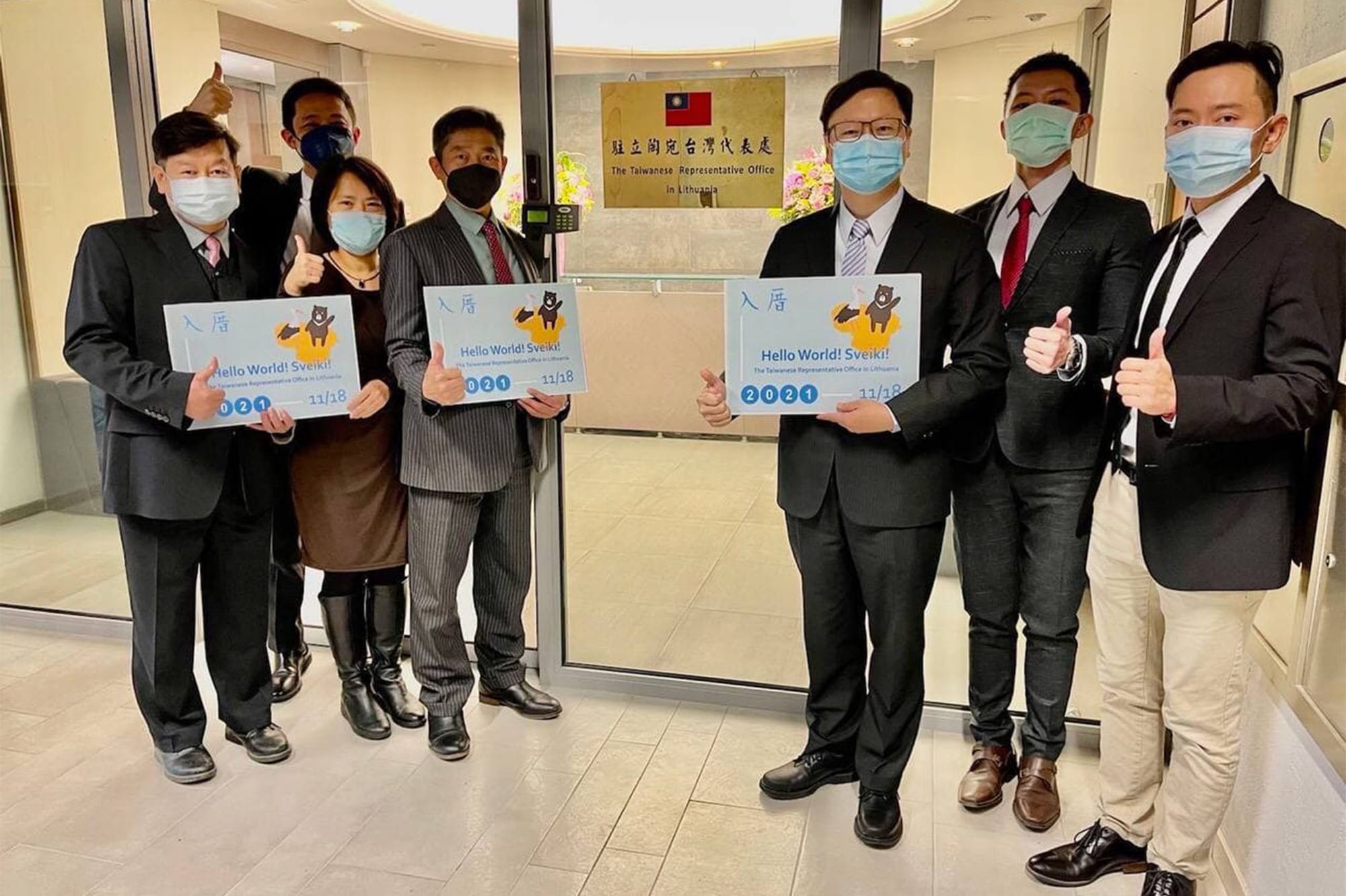 2021年11月18日，駐立陶宛台灣代表處開館當日，台灣駐立陶宛代表黃鈞耀（右3）與其他人在門前合照。圖：中華民國外交部