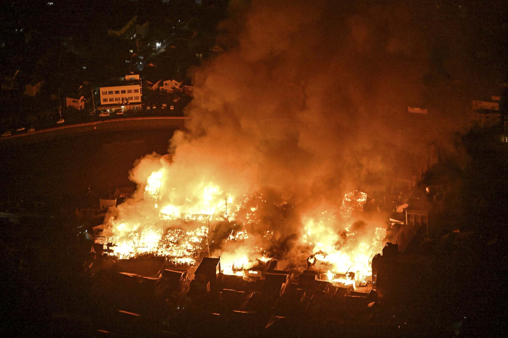 2024年1月1日，日本石川縣輪島一處住宅區地震後的火災現場。攝：Kyodo via Reuters/達志影像