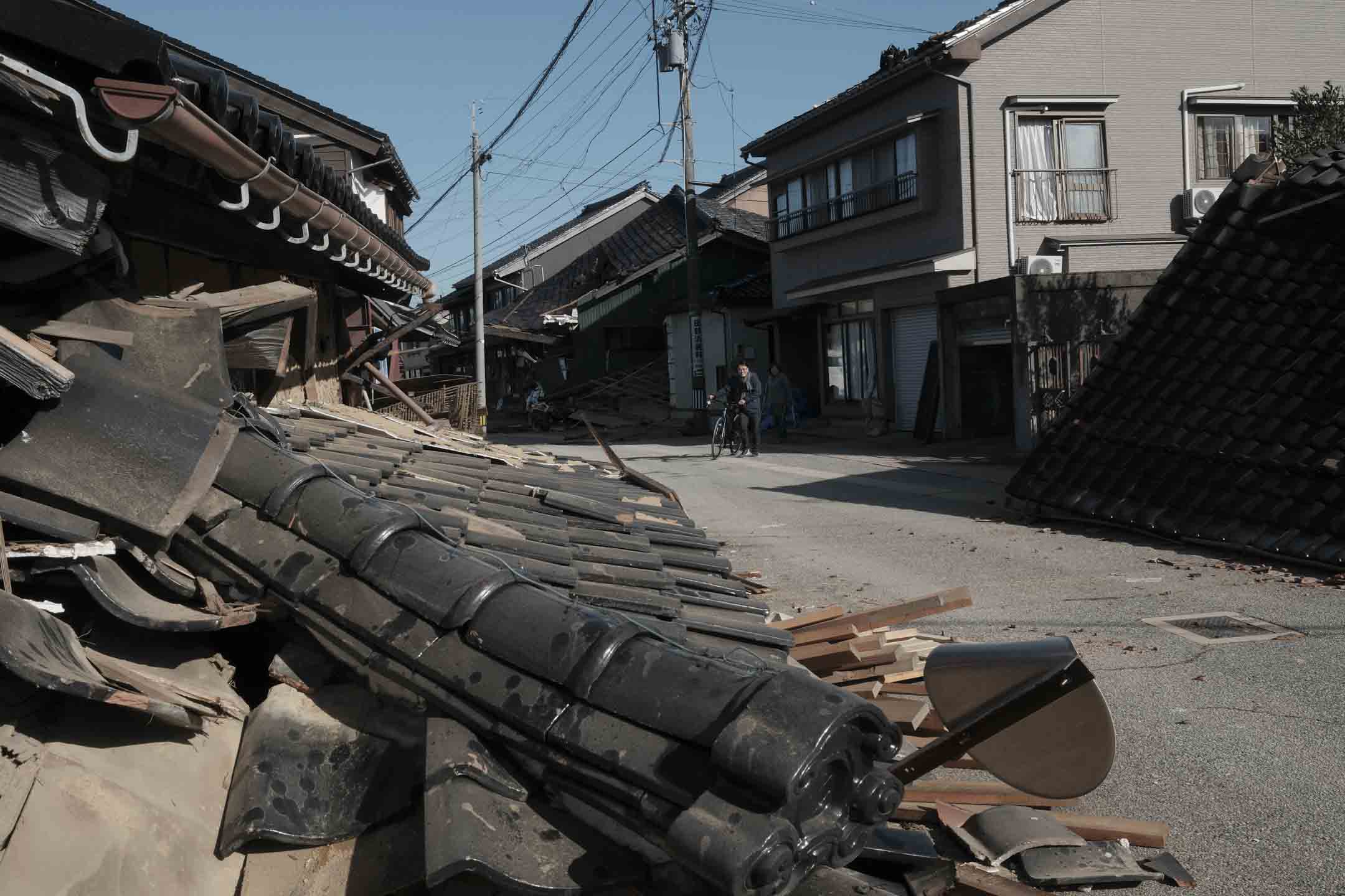 2023年1月2日，日本石川縣地震，房屋倒塌。攝：Soichiro Koriyama/Bloomberg via Getty Images