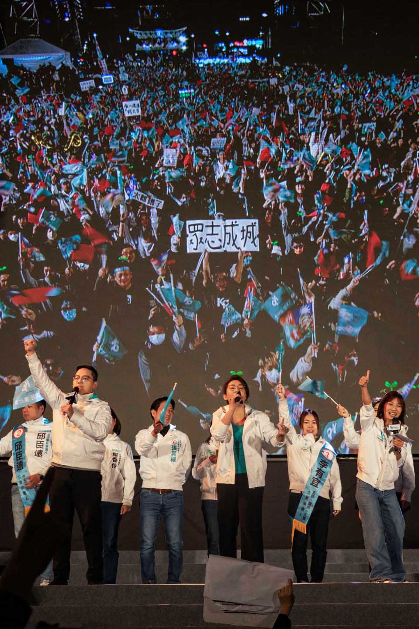 2024年1月12日，民眾黨正副總統候選人柯文哲、吳欣盈在台北市凱達格蘭大道舉辦「台灣選哲1定會贏 公民凱道之夜」。攝：陳焯煇/端傳媒