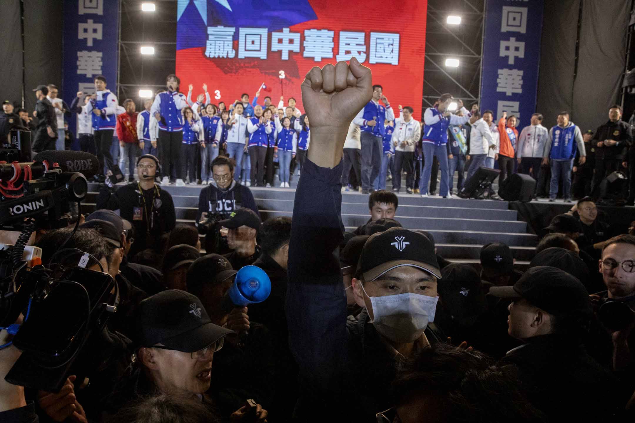 2024年1月12日，國民黨正副總統候選人侯友宜、趙少康在新北市板橋第一體育場舉辦「贏回中華民國 選前之夜」。攝：林振東/端傳媒