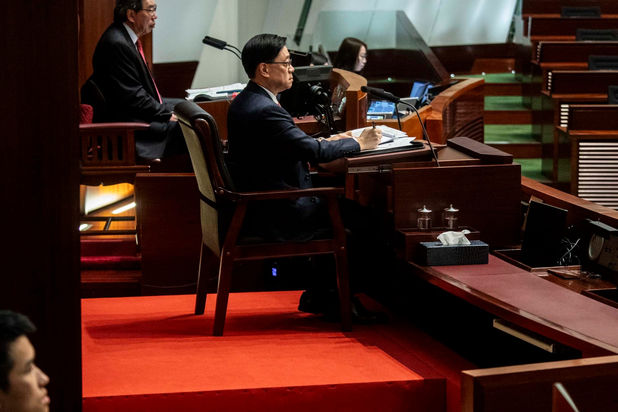 2024年1月25日，特首李家超出席立法會行政長官互動交流答問會，討論推動盛事經濟以及《基本法》23條立法。攝：林振東/端傳媒