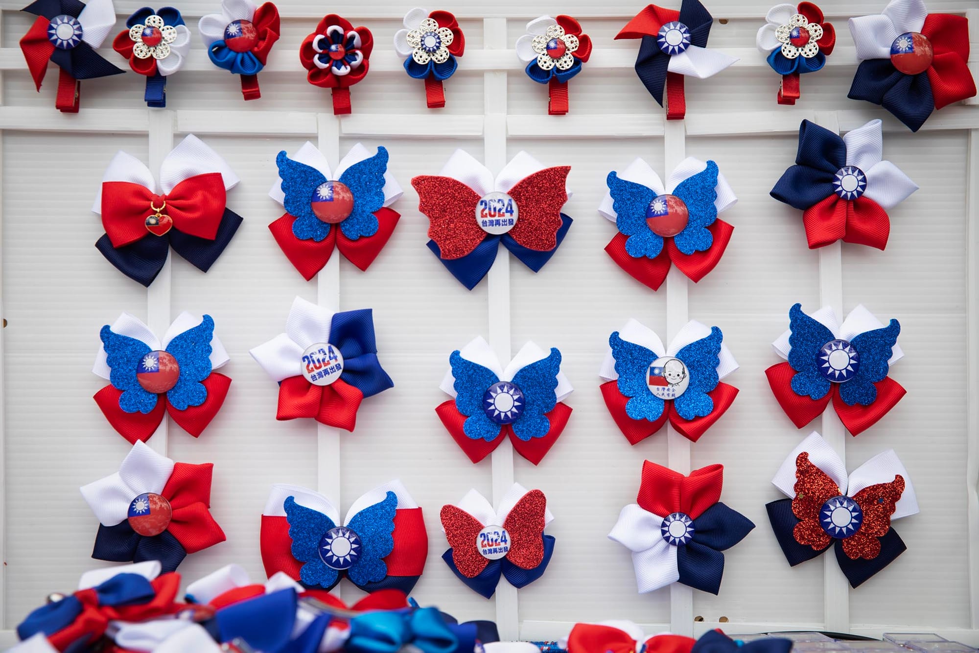 2023年11月12日，新竹，国民党总统参选人侯友宜出席党籍新竹市立委参选人郑正钤竞总成立大会，摊贩出售国民党的纪念品。摄：陈焯煇/端传媒