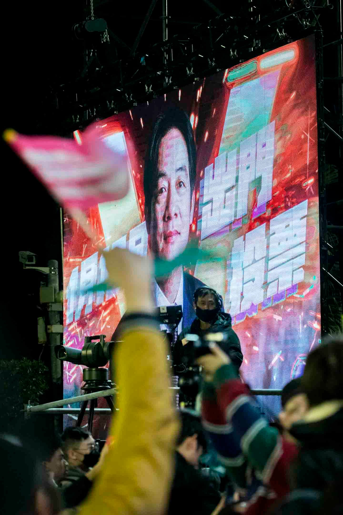 2024年1月11日，民進黨正副總統候選人賴清德、蕭美琴在台北市凱達格蘭大道舉辦「護國之夜」。攝：林振東/端傳媒